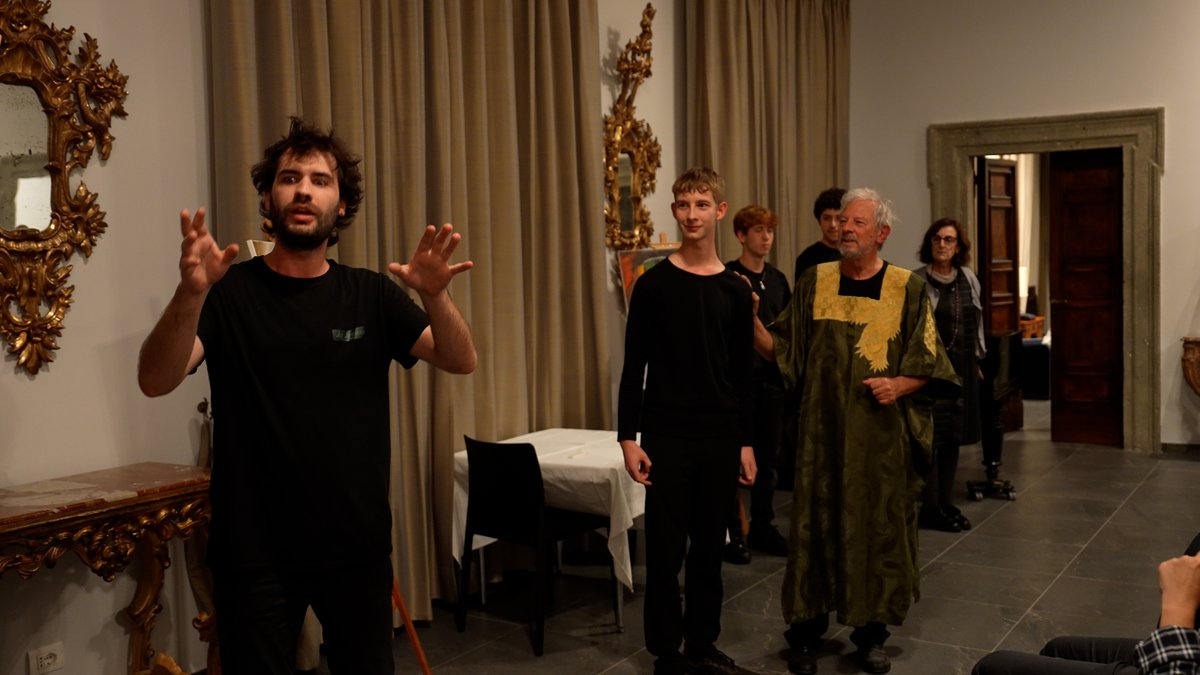 ambasciatasvizz's tweet image. In Ambasciata, trasformata in #teatro,  la compagnia La Lezione ha messo in scena, con alunne e alunni della Scuola Svizzera di Roma, “I Fisici” del drammaturgo svizzero F. Dürrenmatt. Un&apos;occasione di riflessione sul rapporto tra le invenzioni e la responsabilità verso l’umanità.