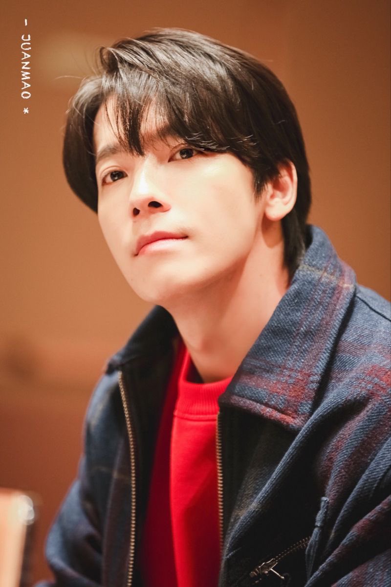 역재랑 헤어진 후 동애는 어떨까.. 일주일은 집 밖에 나오지도 않고 내내 울다가 지쳤을 거 같고 점점 헤어짐을 받아들이고 담담한 척 생활했을 거 같지.. 나 이제 괜찮아 하는 동애의 말에도 동애의 눈에는 그리움이 가득해서 친구들은 속이 타들어 갔을거야