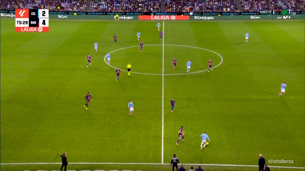 البرت بلايا:

برشلونة غيّر تمامًا طريقة دفاعه في الشوط الثاني. 

هذه اللقطة توضح ذلك، كلا الجناحين تراجعوا لتشكيل خط رباعي، مما منح الفريق قدرة أكبر على تغطية الأطراف وتحكمًا دفاعيًا أفضل.

خلال 45 دقيقة، لم يسدد سيلتا أي كرة على المرمى.