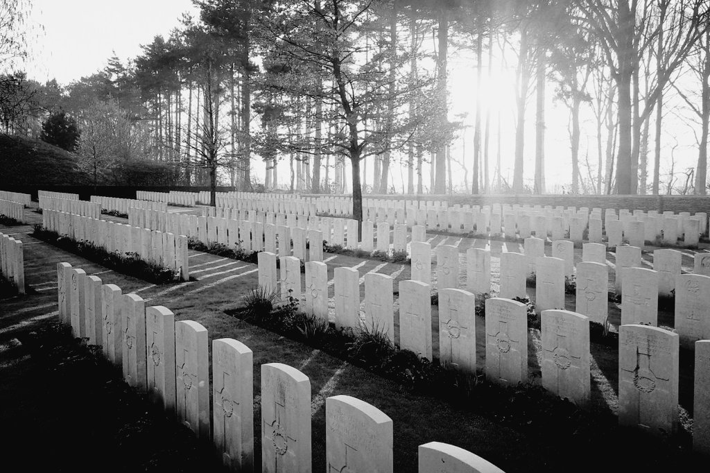 HistoryMattersX's tweet photo. 🇧🇪 De ‘Slag bij Passendale’ is het levendig symbool van de modder, de waanzin en de zinloze slachting aan het westelijk front tijdens de Eerste Wereldoorlog.
🌹Geallieerde slachtoffers: 275.000 - 325.000.
🌹Duitse slachtoffers: 220.000.
#Passchendaele #Passendale #WWI
🧵 2/.. https://t.co/P3Ka9xAoqz