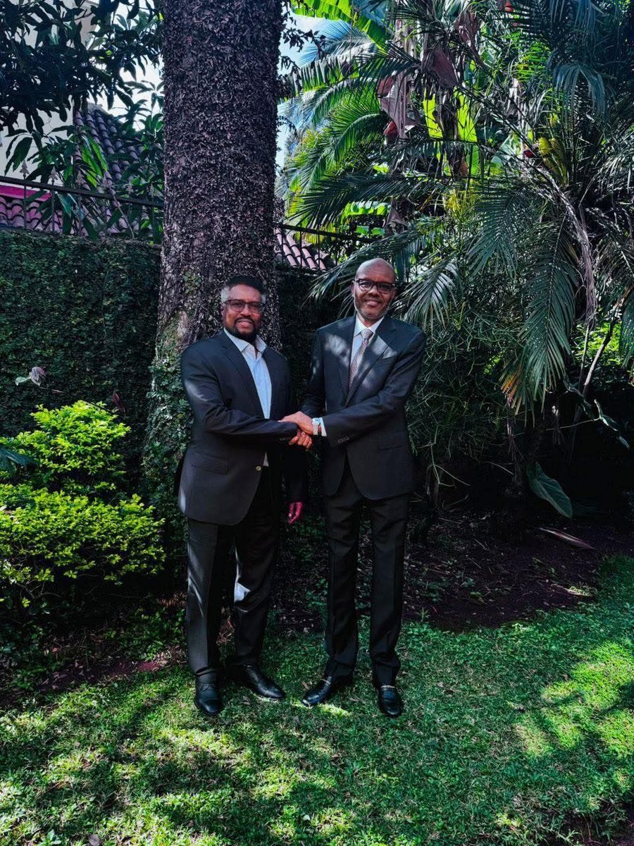 FaqiAlis's tweet photo. As the Speaker of the Southwest State of Somalia, I am delighted to witness today’s rapprochement between the former Speaker of the Federal Parliament, Honorable Mohamed Mursal, and the President of the Southwest State, H.E. Abdiaziz Laftagareen. This is an encouraging step forward, and I urge others to follow suit. The leadership in Southwest State is ready to engage in open discussions with any politicians who have differing viewpoints. It is through these conversations that we can truly achieve stability and progress together.

Af- Somali

Aniga oo ah Afhayeenka Dowlad-goboleedka Koonfur-galbeed Soomaaliya, waxaan ku faraxsanahay inaan arko heshiiska maanta dhexmarey Afhayeenkii hore ee Baarlamaanka Federaalka, Mudane Maxamed Mursal, iyo Madaxweynaha Dowlad-goboleedka Koonfur-galbeed, Mudane Cabdi Aaziiz Laftagareen. Tani waa talaabo dhiirrigelin leh, waxaana ku boorinayaa dadka kale inay ku daydaan. Dawlada Koonfur-galbeed waxay diyaar u tahay inay wada hadal u furto dhamaan siyaasiyiinta cabashada qaba. Wadahadalku waa sida keliya lagu gaari karo xasilooni siyaasadeed, taasoo horseed u noqoneysa Horumarinta KGS.