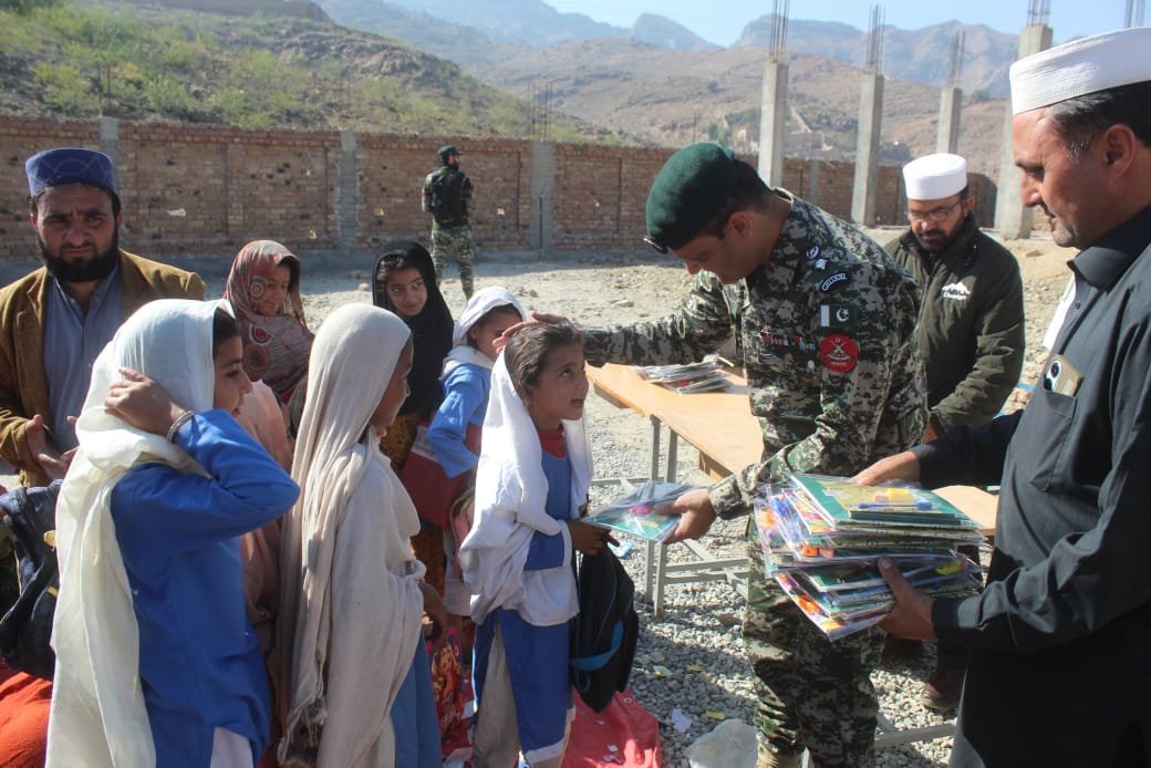 munsi_here's tweet image. لنڈی کوتل کےخرغلئے پرائمری سکول میں سیکیورٹی فورسزکی جانب سےطلبہ میں اسٹیشنری تقسیم کی گئی، جس پربچوں نے بےحد مسرت کااظہار کیا۔دور دراز علاقوں میں تعلیم کے فروغ کے لیےیہ اقدامات قابلِ فخر ہیں، ہیڈ ماسٹر نے بھی فورسزکا شکریہ ادا کیا۔
#StepForEducation #Jirgah #SecurityForces #KPK