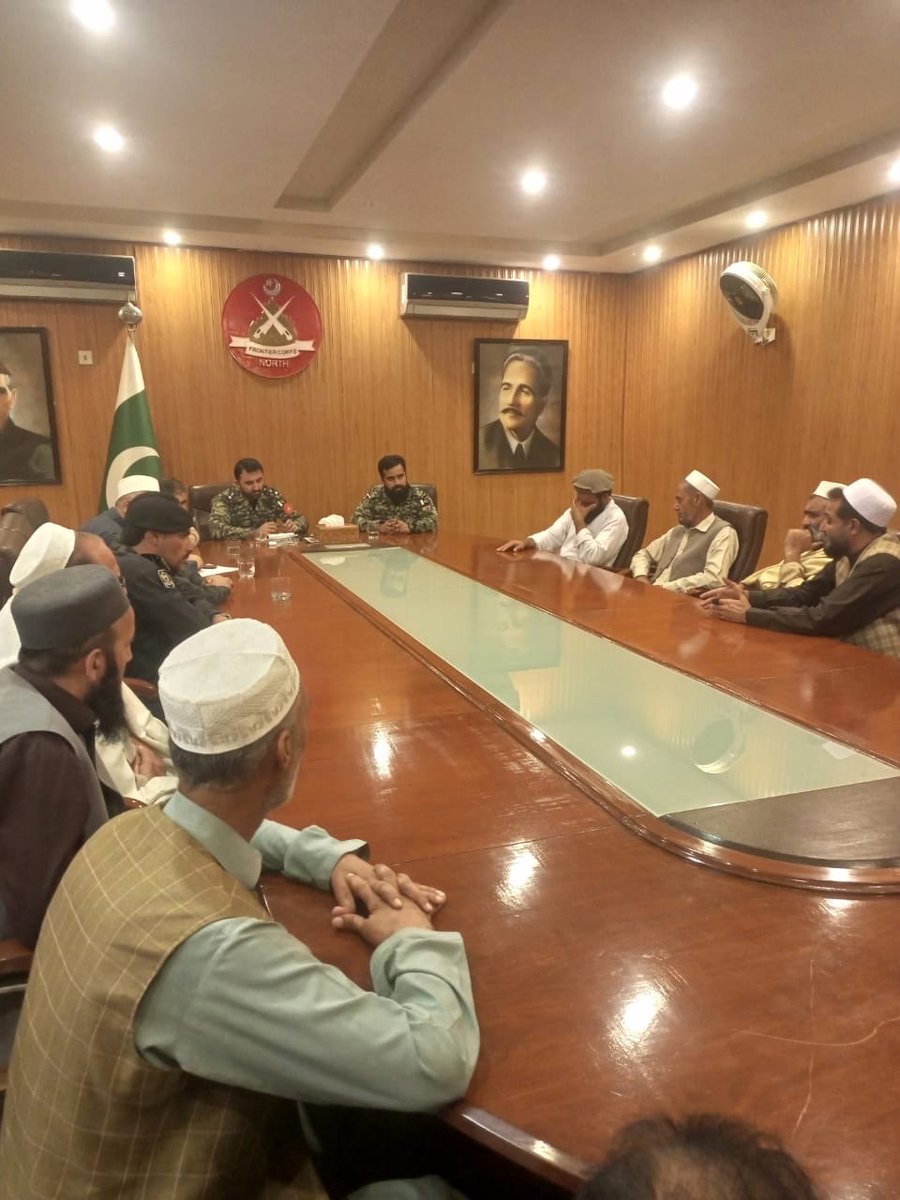 Afridayyyy's tweet image. #StepForEducation #Jirgah #SecurityForces #KPK

افغان مہاجرین کو واپس انکے وطن بھجوانے اور ان کے لئے بہتر طریقہ کار اپنانے کے لئے ضلع خیبر میں سیکیورٹی فورسز کا مشران کے ساتھ بیٹھک۔