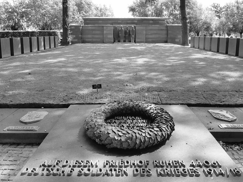 HistoryMattersX's tweet photo. 🇧🇪 The ‘Battle of Passchendaele’ is a vivid symbol of the mud, madness and senseless slaughter on the Western Front during the First World War.
🌹Allied casualties: 275.000 - 325.000.
🌹German casualties: 220.000.
#Passchendaele #Passendale
🧵 2/.. https://t.co/bOx9O1skJE