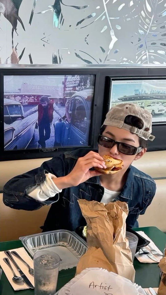 myparist's tweet image. กอนโฮไม่ชอบเอาผมข้างหน้าลงจริงๆแหละ สังเกตถ้าแต่งตัวเองปกติ แทบจะไม่เอาผมลงเลย ถ้าไม่ใส่หมวกไว้ ก็ใส่บีนนี่ ไม่ก็คาดแว่น แล้วเวลาโดนทำผมลงจะชอบเสยตลอดน่าจะรำคาญอย่างที่เคยบอก🤣😅🤣

#KEONHO #건호 
#CORTIS #코르티스