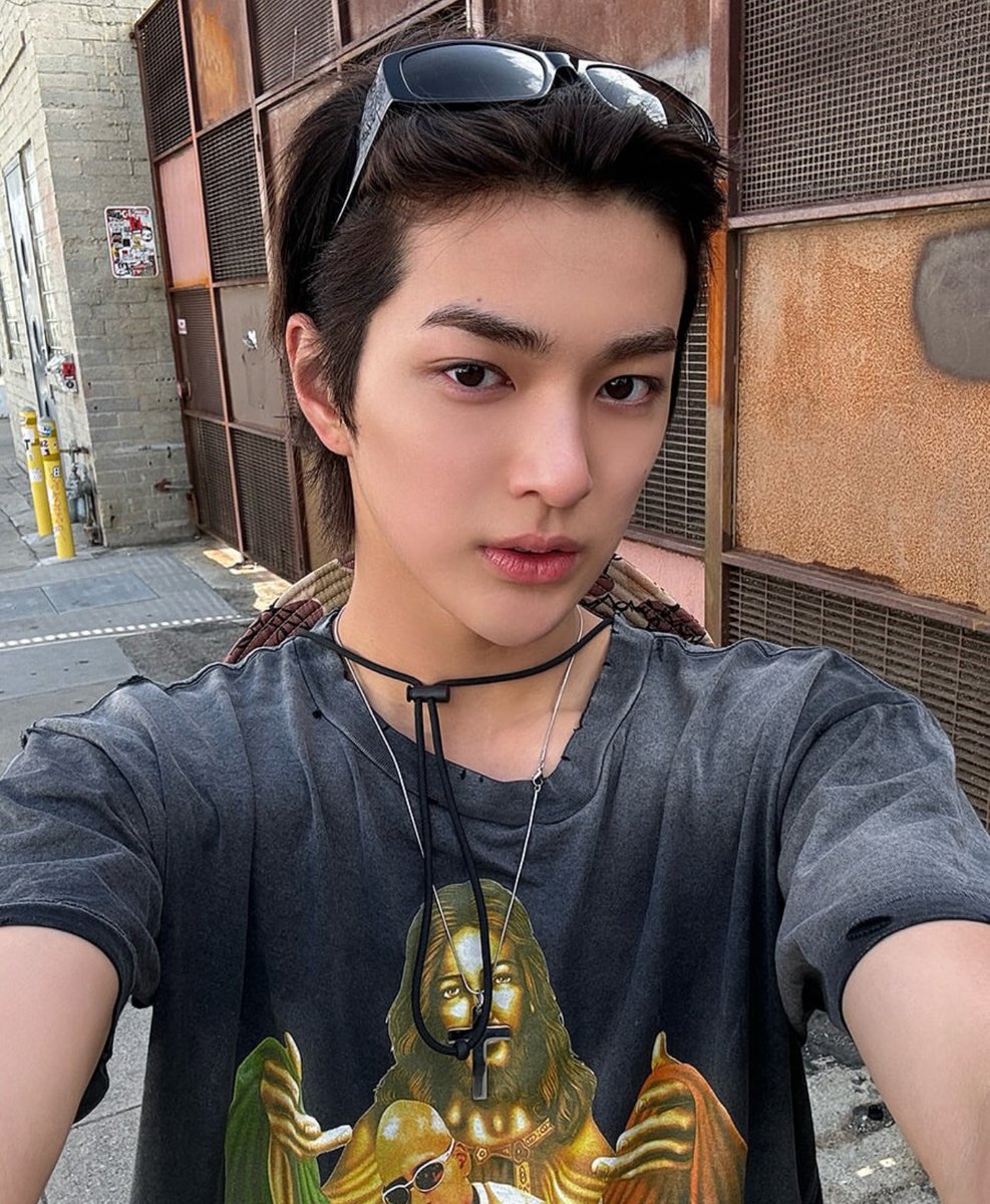 myparist's tweet image. กอนโฮไม่ชอบเอาผมข้างหน้าลงจริงๆแหละ สังเกตถ้าแต่งตัวเองปกติ แทบจะไม่เอาผมลงเลย ถ้าไม่ใส่หมวกไว้ ก็ใส่บีนนี่ ไม่ก็คาดแว่น แล้วเวลาโดนทำผมลงจะชอบเสยตลอดน่าจะรำคาญอย่างที่เคยบอก🤣😅🤣

#KEONHO #건호 
#CORTIS #코르티스