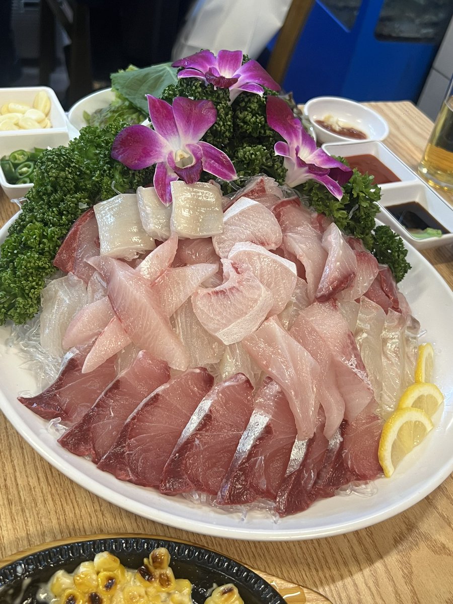 SANG_A_MY's tweet photo. 동네 맛집이래서 왔는데 은우깅 싸인이 기다리고 있었돠.. 싸인 보고 사진 찍으니까 사장님이 썰 풀어주시면서 왔던 영상이랑 앉았던 자리 투어시켜주심! 군대 가기 전에도 왔었다고 세븐틴분들이랑 자주 온다고 하셨어용:) 진짜 맛집..🤤 #차은우 #CHAEUNWOO #아스트로 #ASTRO #싱싱횟집 https://t.co/5zgB8WWF5A