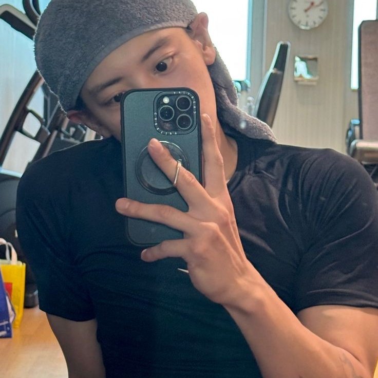 I love that fitted Nike t-shirt🤍🙏🏻