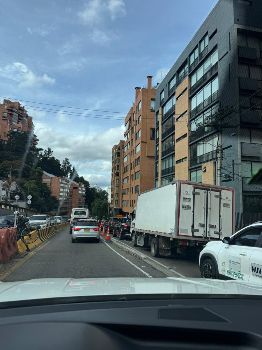 Los conos mal puestos, agravan el problema. Unos funcionarios lo hacen bien, otros no. No hay uniformidad en su trabajo, es poner conos y ya y perjudican a miles de personas. Falta de seriedad, respeto y profesionalismo. <a href="/ClaudiaDiazAco1/">Claudia Díaz Acosta</a> <a href="/SectorMovilidad/">Movilidad Bogotá</a> <a href="/CarlosFGalan/">Carlos F. Galán</a> <a href="/Bogota/">Alcaldía de Bogotá</a>