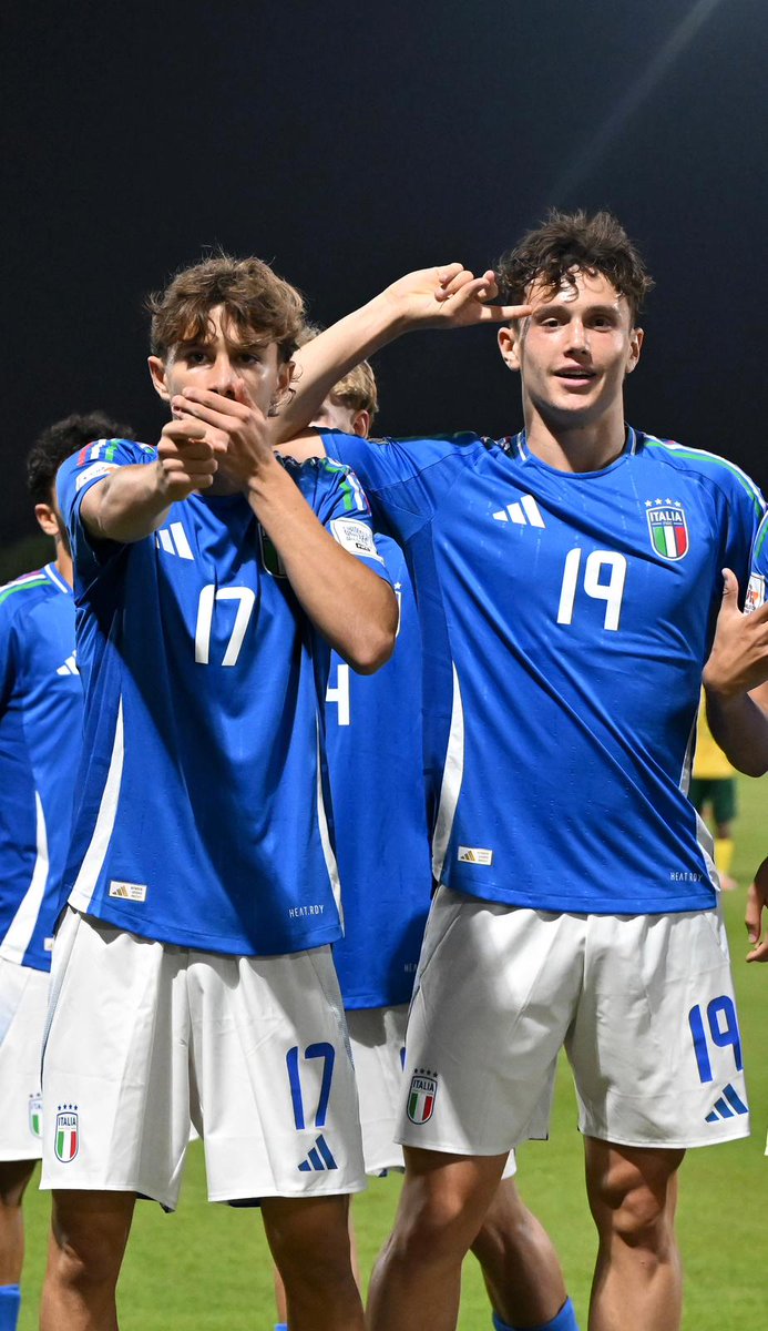 Complimenti agli Azzurrini per la vittoria del girone al Mondiale Under 17 🇮🇹👏

Tra i protagonisti anche i nostri Maccaroni e Arena: Antonio è andato a segno ieri contro il Sudafrica! 🐺

#ASRoma