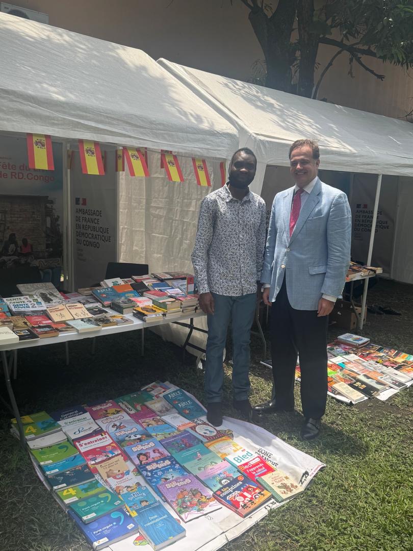 EmbEspRDC's tweet image. Monsieur Pablo Tejera Fernandez de Henestrosa, le Consul de l&apos;Ambassade d&apos;Espagne 🇪🇦 en RDC 📷 à assisté à la 11ème édition de la Fête du Livre à Kinshasa 📷 📖