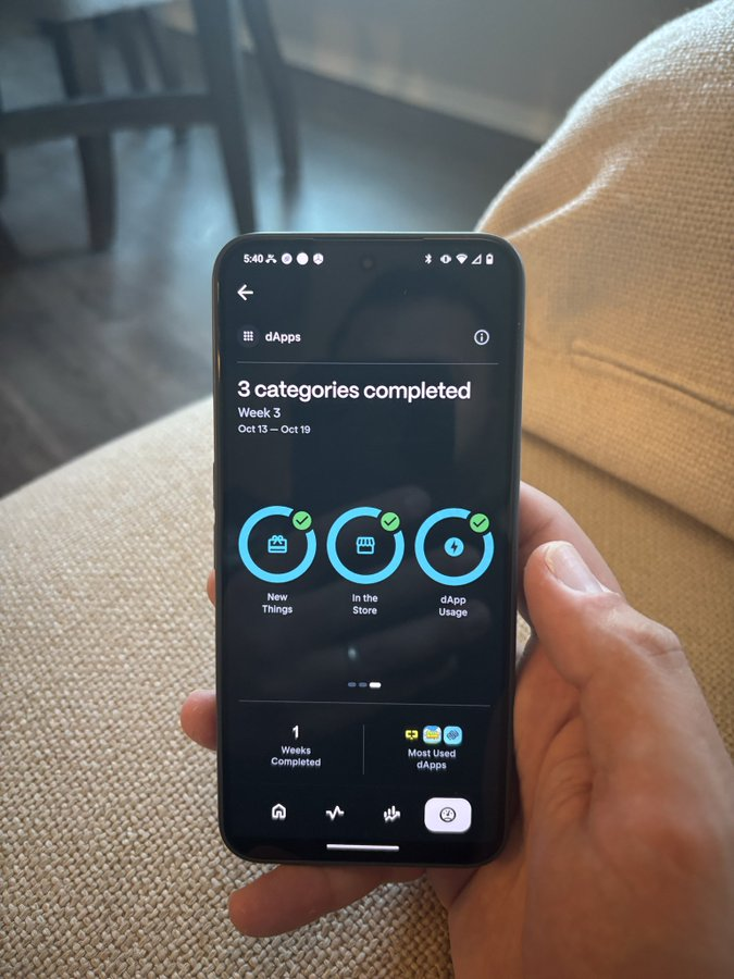 新人Solana手机/SEEKER探索指南

本篇指南适用于刚刚拿到Solana手机/SEEKER <a href="/solanamobile/">Seeker | Solana Mobile</a> 、或者拿到手机后一直没激活以及激活之后一直放着吃灰的SEEKER新朋友。

本指南主要围绕SEEKER钱包自带SEEKER活动进行，它几乎明牌预示着参与活动将获得Solana Mobile生态系统代币 $SKR