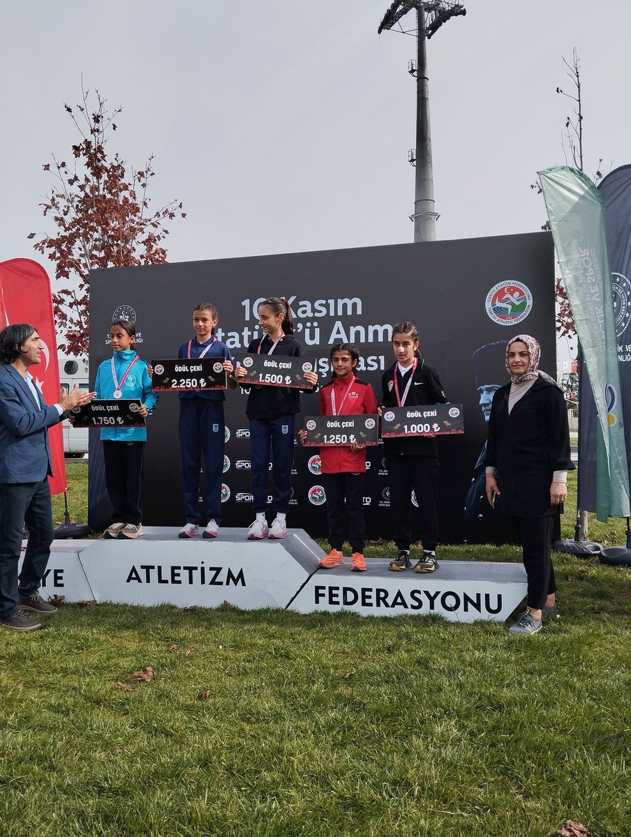📍Ankara ilinde  düzenlenen 10 Kasım Atatürk’ü Anma Koşusunda, 2000 metre Yıldız Kızlar kategorisinde yarışan Kars Aydın Tanrıverdi Ortaokulu 7. Sınıf öğrencimiz Kübra Bay, 170 sporcu arasında Türkiye 4’üncüsü olmuştur.
Öğrencimizi tebrik ediyor, başarılarının devamını diliyoruz.