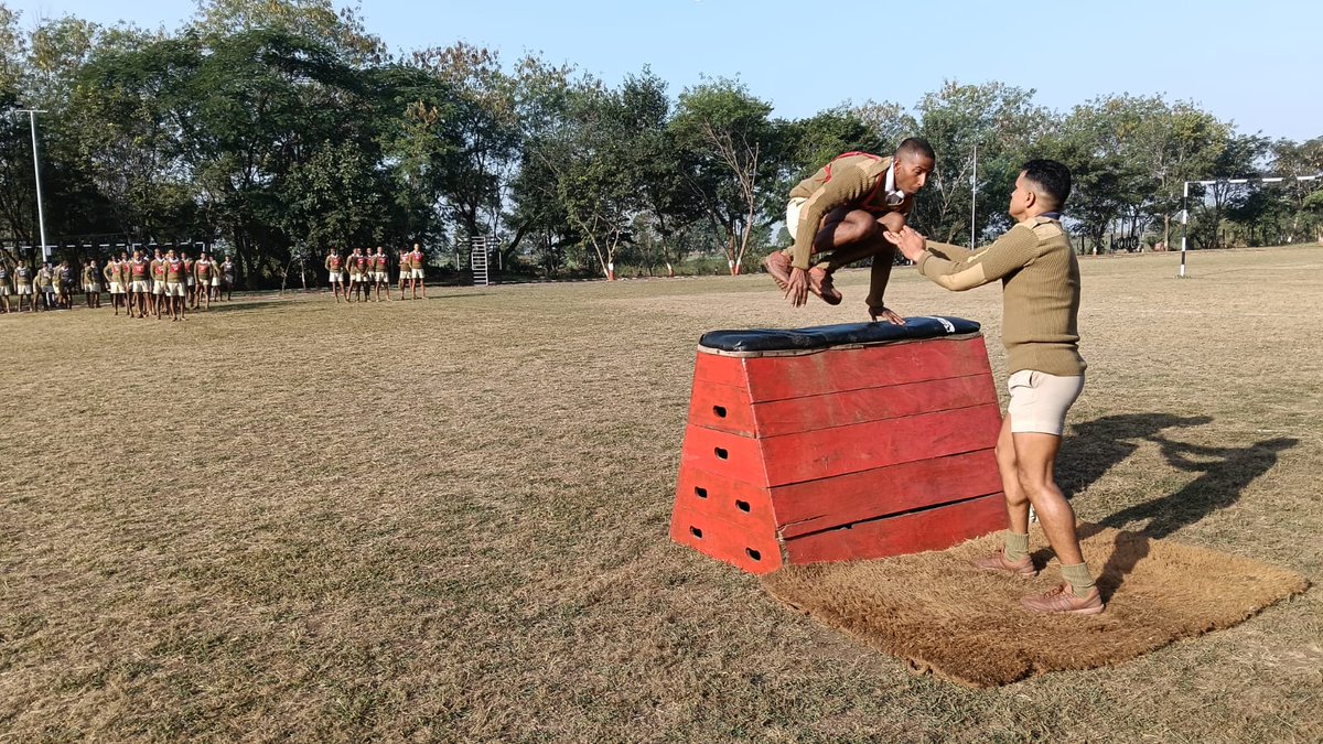 आज दिनांक 10 नवंबर 2025 को सशस्त्र सीमा बल अकादमी, भोपाल में संचालित 17वीं BRTC के प्रशिक्षणार्थियों के शारीरिक प्रशिक्षण के Final test के छायाचित्र।
<a href="/SSB_INDIA/">Sashastra Seema Bal</a>