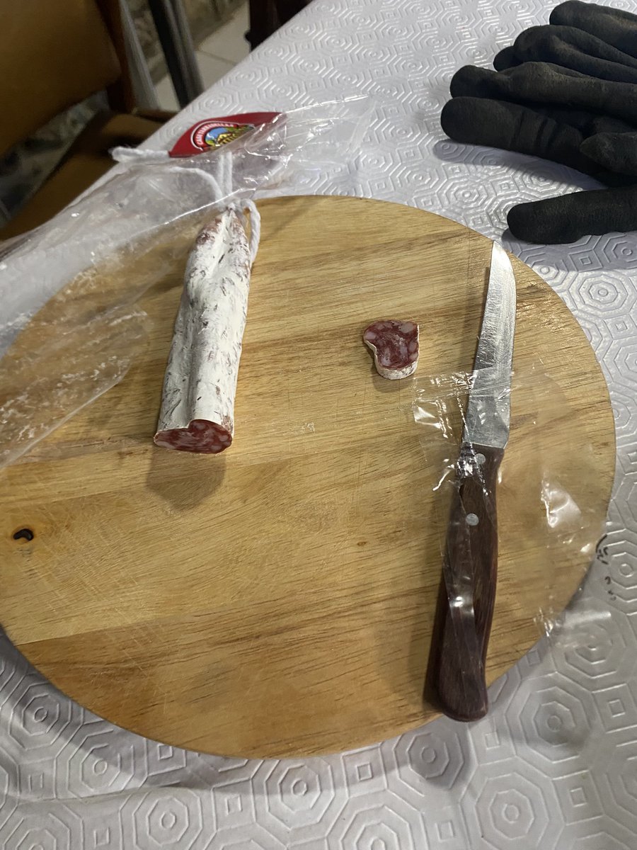 Useriphone19's tweet image. que me entierren con un par de fuets porfavor 😫