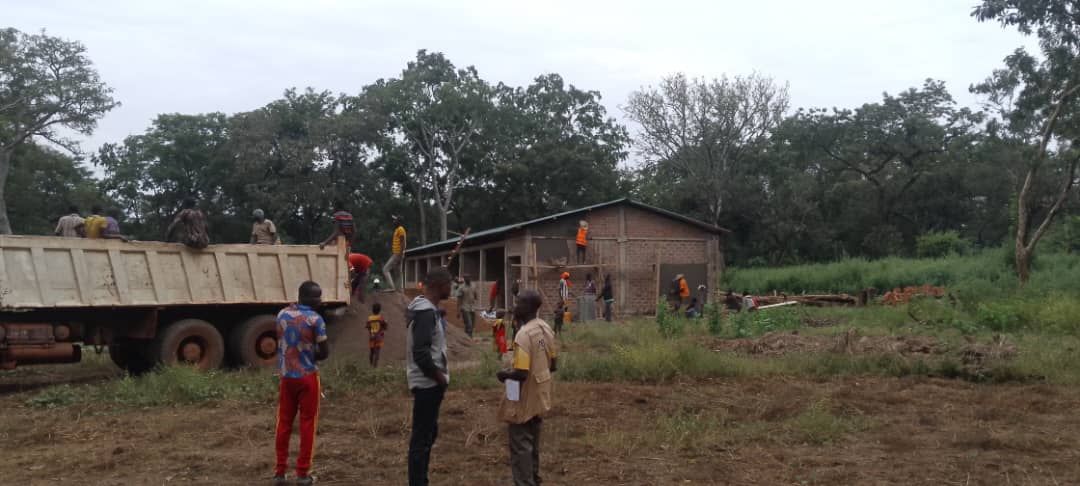 La construction de l'ecole de Gbadoma est en cours de finition un projet financé par l'UNICEF et mise en oeuvre par l'ONG AFEB
<a href="/UNICEF_CAR/">UNICEF Central African Republic</a>