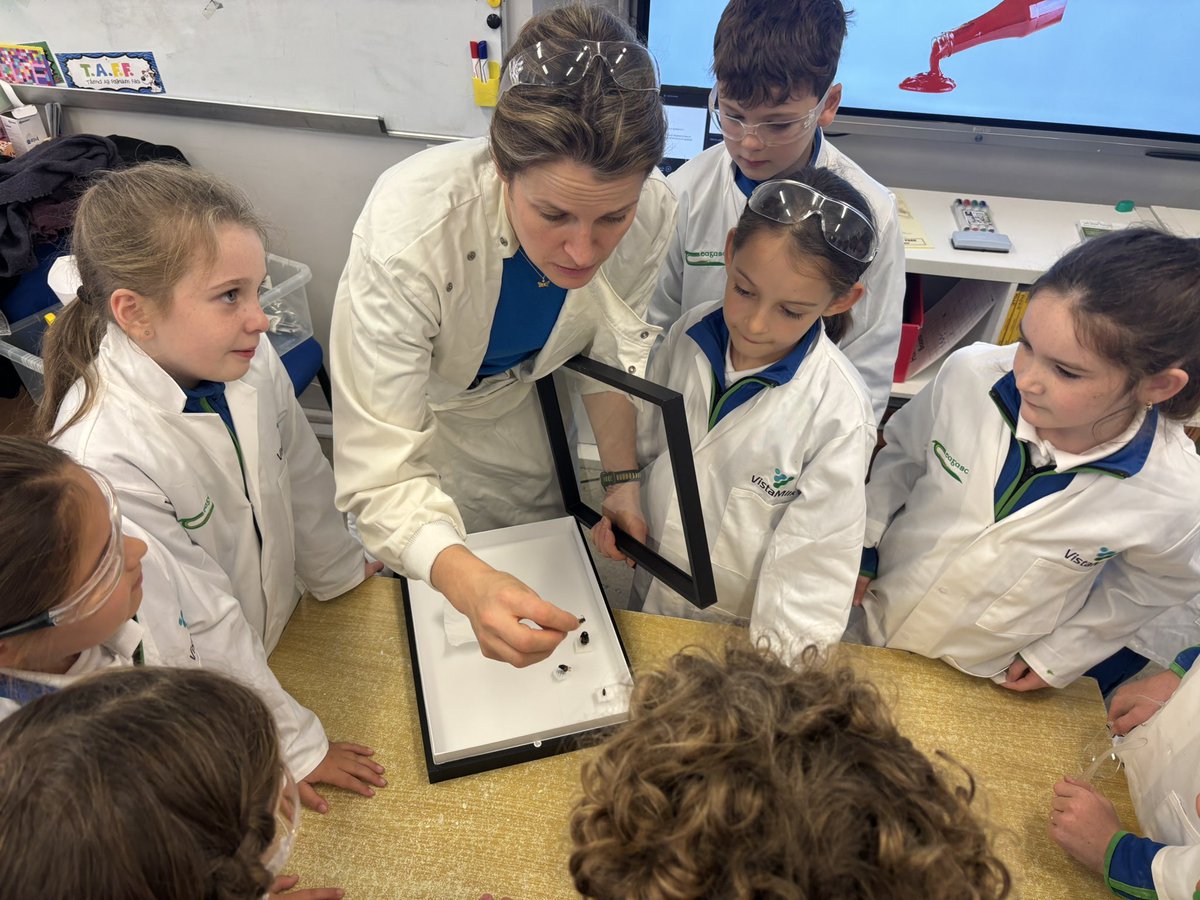 Tá seachtain na heolaíochta linn! Bhí am den scoth ag Rang 3 inniu. Tháinig Saorla ( Mam Eva ) ar chuairt chugainn. Go raibh míle maith agat Saorla!🥼🧪🧫