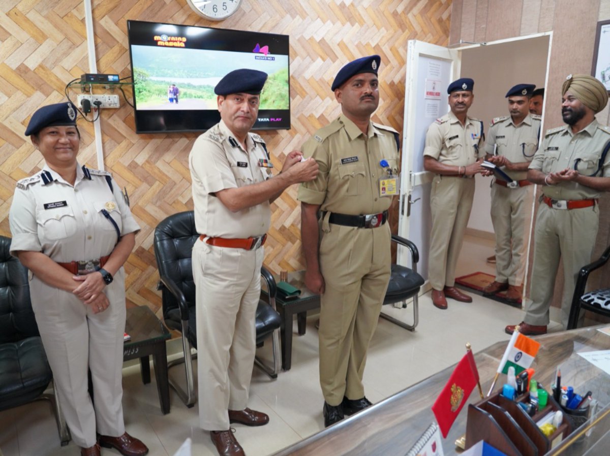 आज दिनांक 10 नवंबर 2025 को सशस्त्र सीमा बल अकादमी, भोपाल में कार्यवाहक निदेशक श्री बी.एस. जसवाल, उप महानिरीक्षक द्वारा आरक्षी से मुख्य आरक्षी पद पर पदोन्नत हुए कार्मिक को रैंक प्रदान कर उज्जवल भविष्य के लिए शुभकामनाएं दी।
<a href="/SSB_INDIA/">Sashastra Seema Bal</a>