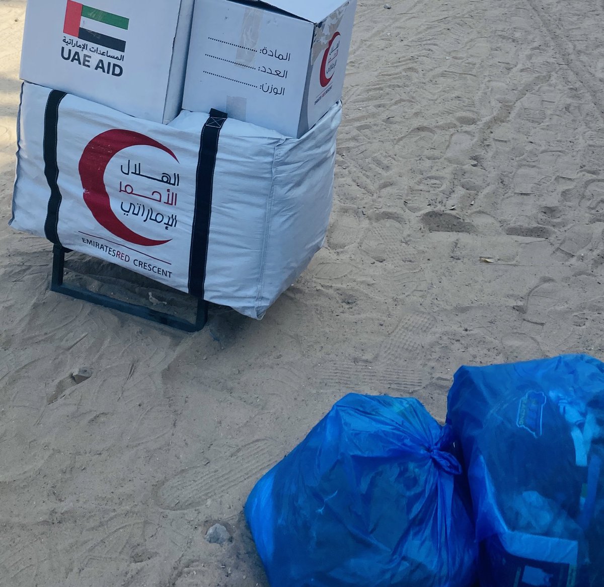 من كتر ما شفت كراتين وخيم ومساعدات لونها ابيض وعليها الهلال الاحمر الإماراتي 
حاسة إني عايشة بالإمارات

اقسم بالله نفسي اشوف كرتونة من اي دولة تانية الي بتحكي إنها معنا!