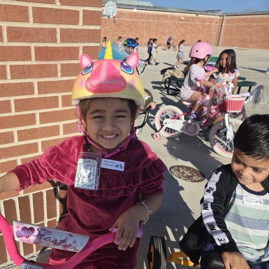swisd_hcsa's tweet image. HCSA&apos;s 2025-2026 Bike Rodeo Students showed up and showed off their skills at our annual Bike Rodeo.  Thank you to SAPD,HCSA Patrols  and our Parent Volunteers for helping. 
#SWISDHEROS #RootedHiddenCove #RootedSWISD