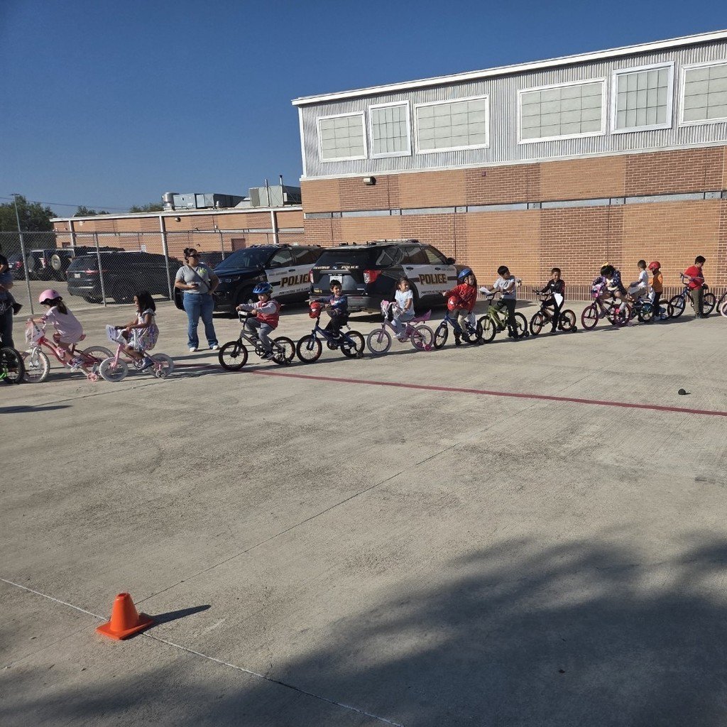 swisd_hcsa's tweet image. HCSA&apos;s 2025-2026 Bike Rodeo Students showed up and showed off their skills at our annual Bike Rodeo.  Thank you to SAPD,HCSA Patrols  and our Parent Volunteers for helping. 
#SWISDHEROS #RootedHiddenCove #RootedSWISD
