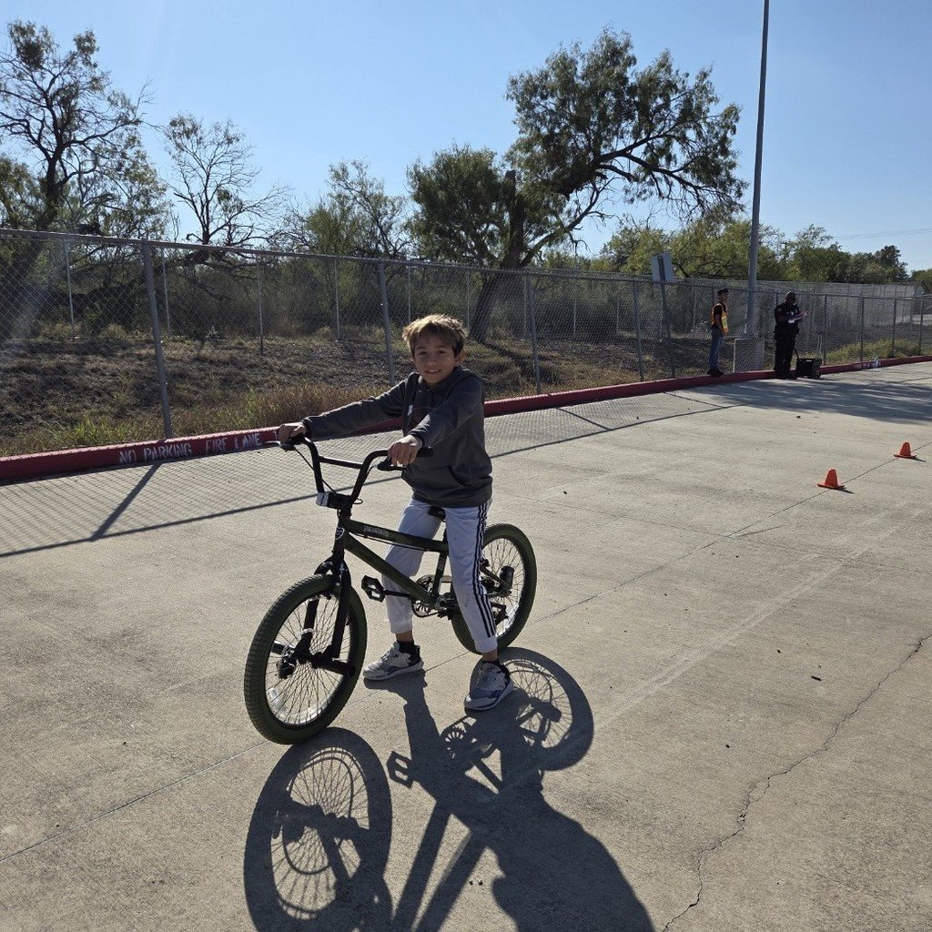 swisd_hcsa's tweet image. HCSA&apos;s 2025-2026 Bike Rodeo Students showed up and showed off their skills at our annual Bike Rodeo.  Thank you to SAPD,HCSA Patrols  and our Parent Volunteers for helping. 
#SWISDHEROS #RootedHiddenCove #RootedSWISD