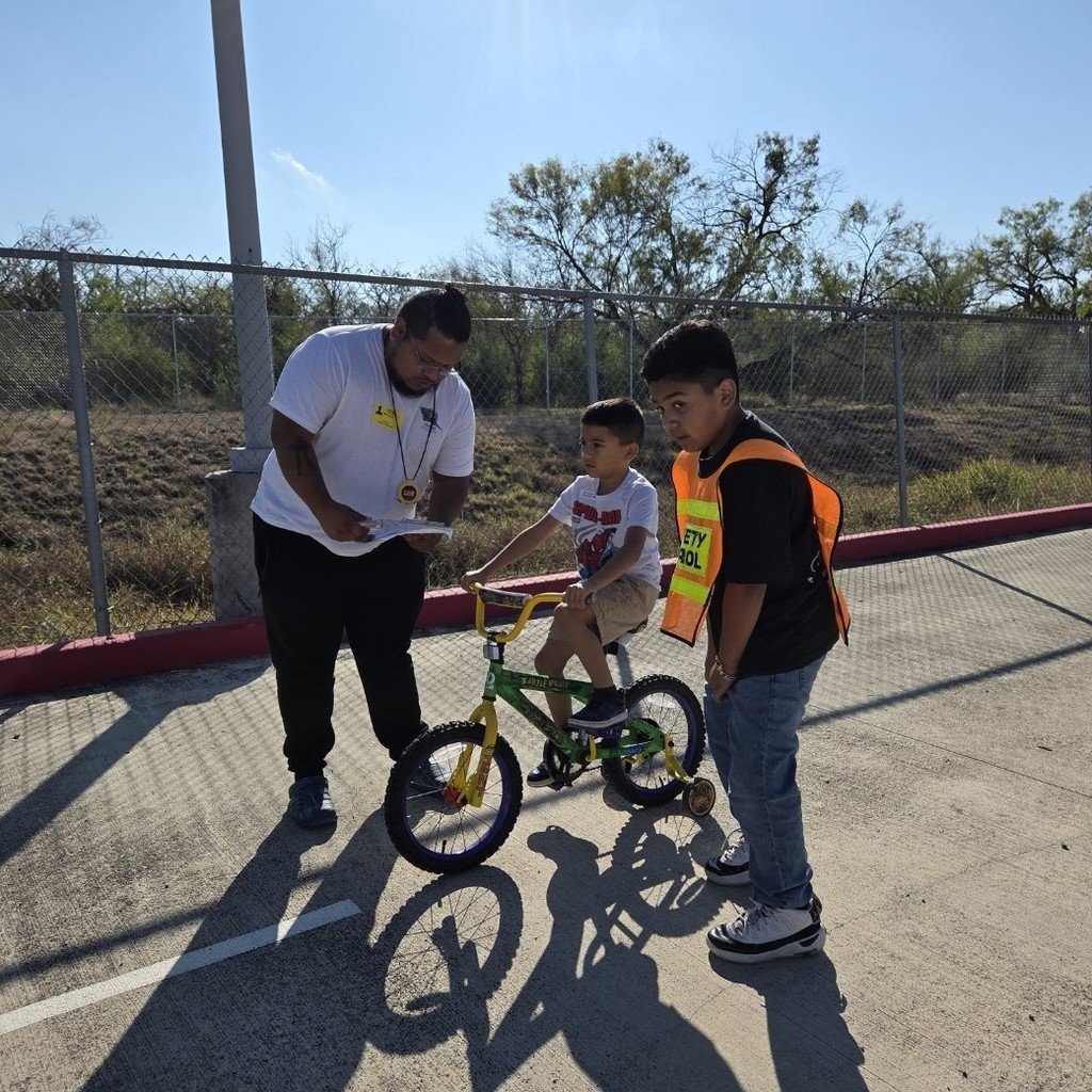 swisd_hcsa's tweet image. HCSA&apos;s 2025-2026 Bike Rodeo Students showed up and showed off their skills at our annual Bike Rodeo.  Thank you to SAPD,HCSA Patrols  and our Parent Volunteers for helping. 
#SWISDHEROS #RootedHiddenCove #RootedSWISD