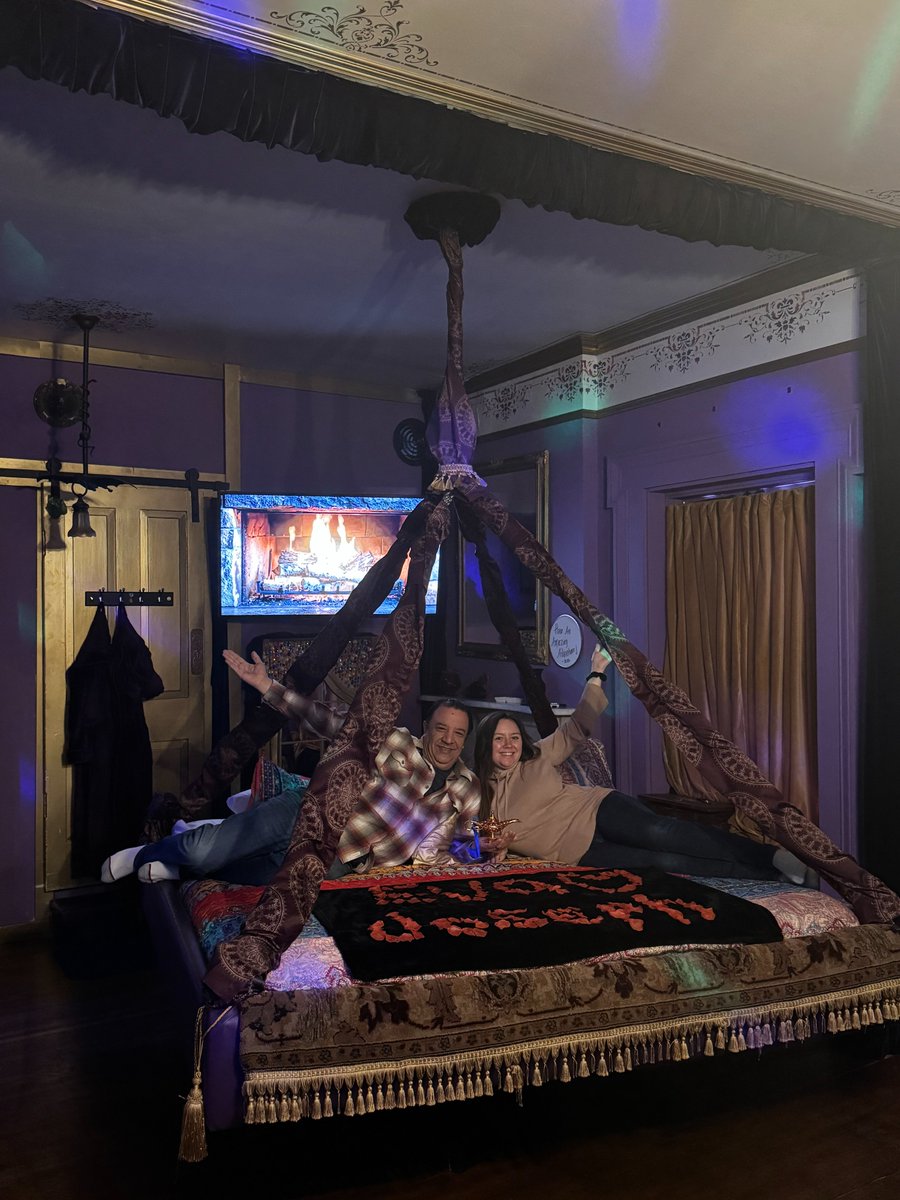 Surprise your spouse with this romantic escape room hotel in Ohio!

discoveringhiddengems.com/surprise-roman…