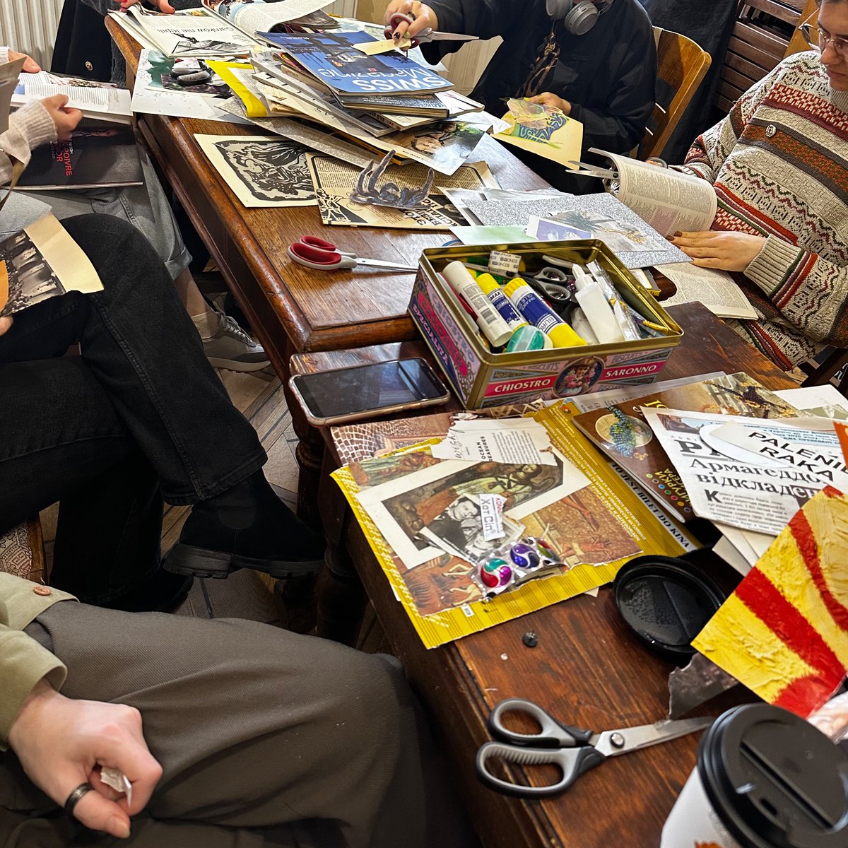 шукаю ЖУРНАЛИ та книжки З КАРТИНКАМИ!
вчора була на колажній майстерці і дуже сподобалось. але продавці на олх залупили якісь дикі ціни на старезні журнали (250 грн за штуку альо), так шо може хтось хоче ВІДДАТИ або НЕДОРОГО ПРОДАТИ макулатуру в себе вдома? буду вдячна🥰