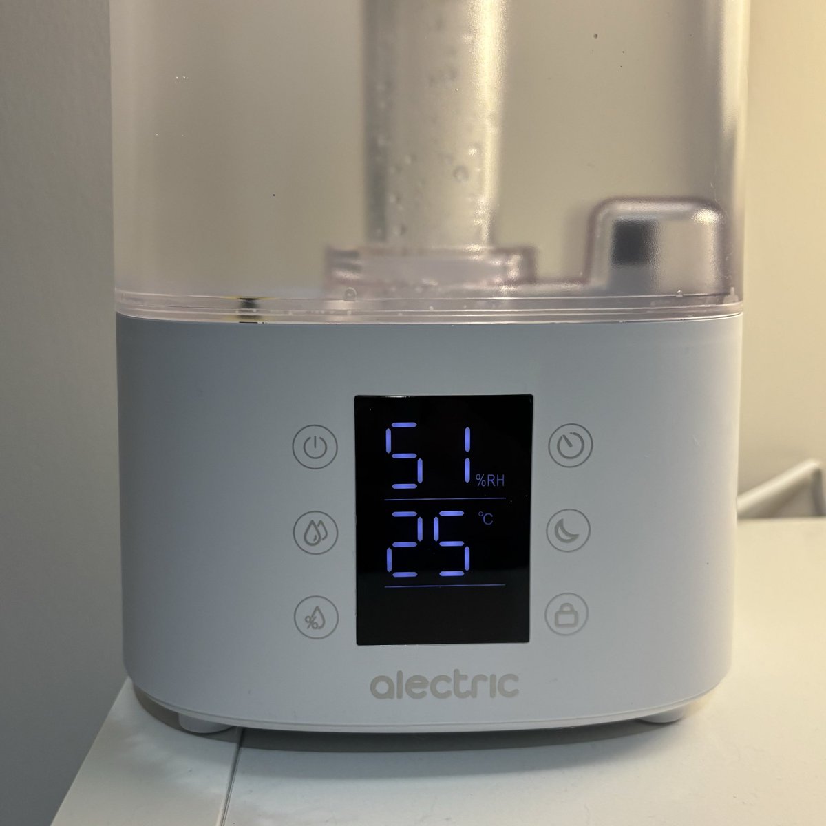 fhaarraariiii's tweet image. เครื่องทำความชื้นที่เราใช้อยู่ตอนนี้เป็นของ Alectric รู้สึกว่าลดอาการคอแห้ง/ผิวแห้ง จากการนอนในห้องแอร์ด้วย รุ่นนี้สามารถเติมน้ำมันหอมระเหยได้ ขนาดกำลังพอดี ราคาไม่แรง ใครที่เวลาตื่นแล้วรู้สึกเจ็บคอแนะนำเลยย 
#Alectric #Topvalue