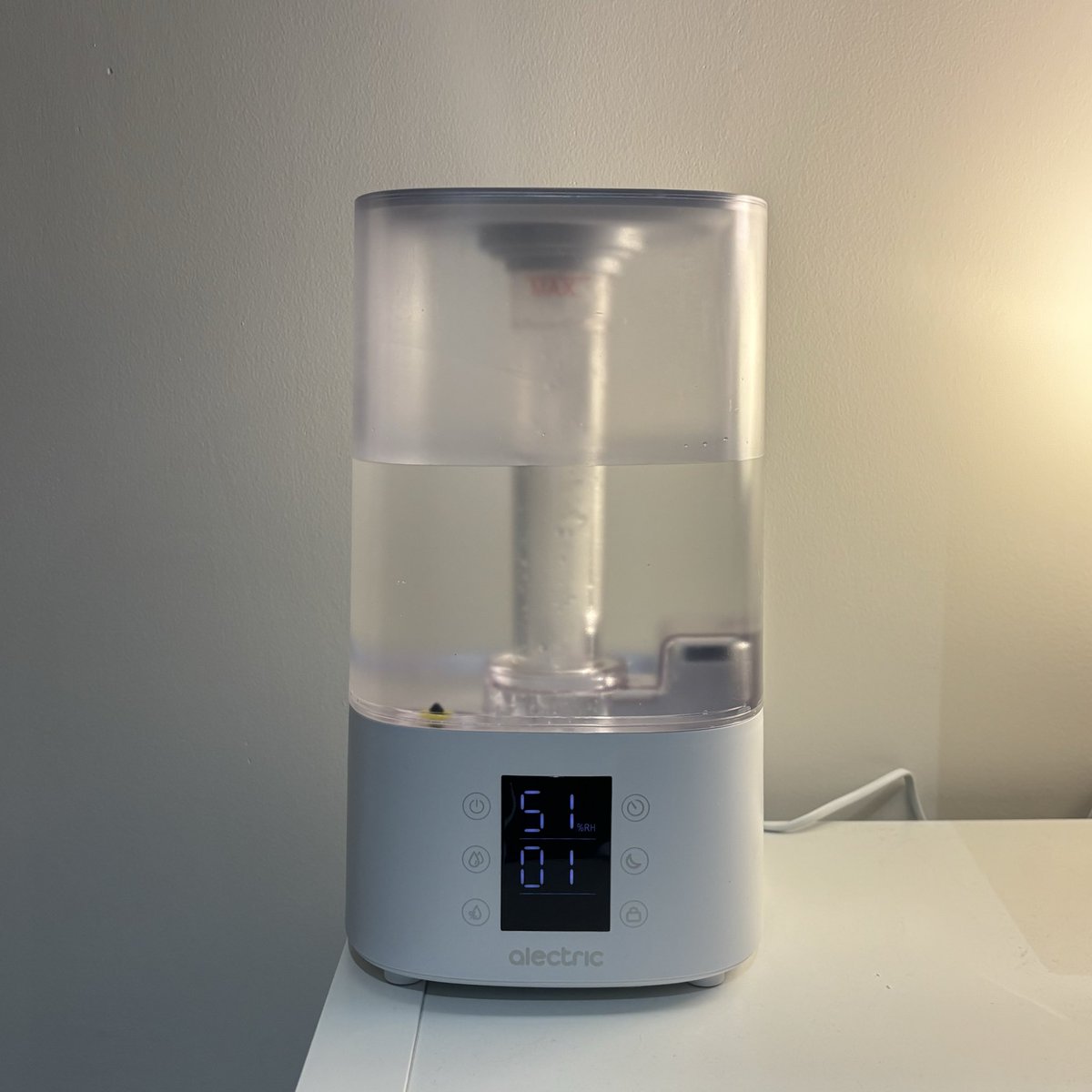 fhaarraariiii's tweet image. เครื่องทำความชื้นที่เราใช้อยู่ตอนนี้เป็นของ Alectric รู้สึกว่าลดอาการคอแห้ง/ผิวแห้ง จากการนอนในห้องแอร์ด้วย รุ่นนี้สามารถเติมน้ำมันหอมระเหยได้ ขนาดกำลังพอดี ราคาไม่แรง ใครที่เวลาตื่นแล้วรู้สึกเจ็บคอแนะนำเลยย 
#Alectric #Topvalue