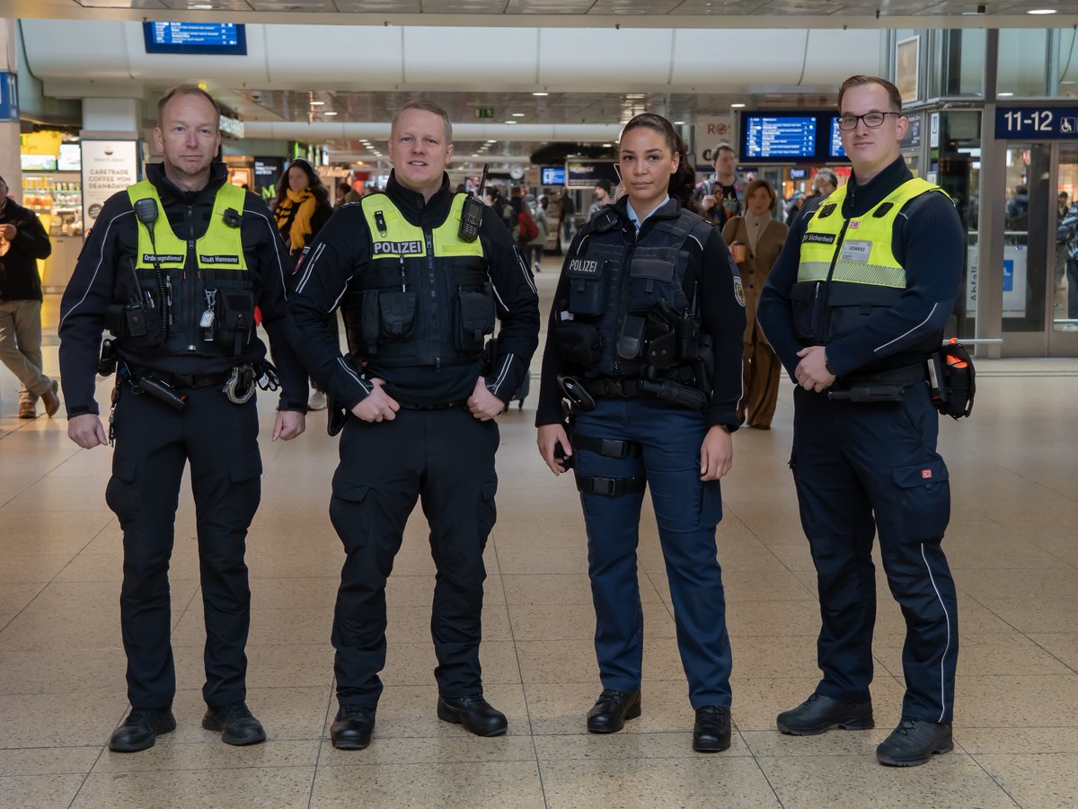 Die Kooperation von <a href="/bpol_nord/">Bundespolizei im Norden</a>​ und <a href="/Polizei_H/">Polizei Hannover</a>​ mit der Stadt Hannover wird positiv bewertet. Seit Oktober 2024 sorgt eine gemeinsame Streife am Hauptbahnhof für Sicherheit. Die <a href="/DB_Bahn/">Deutsche Bahn Personenverkehr</a>​ Sicherheit schließt sich dem Team an, somit entsteht eine „Quattrostreife“.