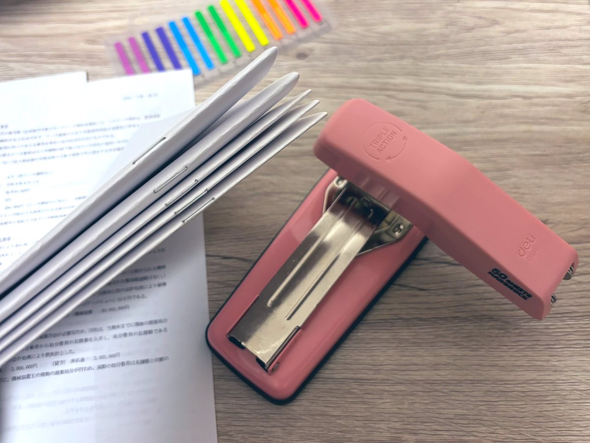 rinnn_dir's tweet image. 答練をこんなふうにブック形式で両面印刷してるんだけど、ちゃんと綴じたくてバカデカホチキス買った😌

今日は調子良かったから今からご褒美にお酒飲みます😙🎶