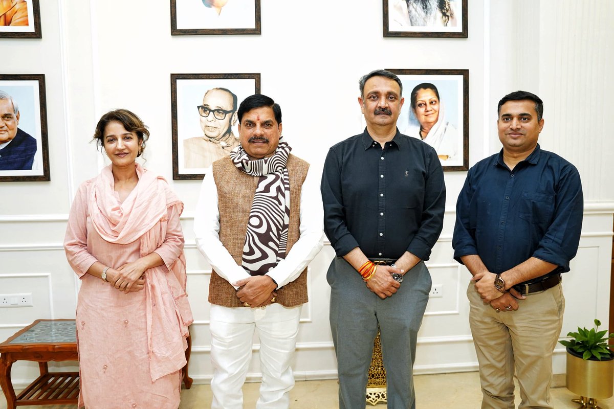 drmohanoffice51's tweet photo. माननीय मुख्‍यमंत्री जी से आज भोपाल निवास पर पीपुल्स समाचार की मैनेजिंग डायरेक्टर श्रीमती रुचि विजयवर्गीय जी एवं नेशनल एडिटर श्री शैलेंद्र तिवारी जी ने सौजन्‍य भेंट की। 

@DrMohanYadav51
@rvijaywargia
@Shailendra_Mona
@PeoplesUpdate https://t.co/FFfrH73ppZ
