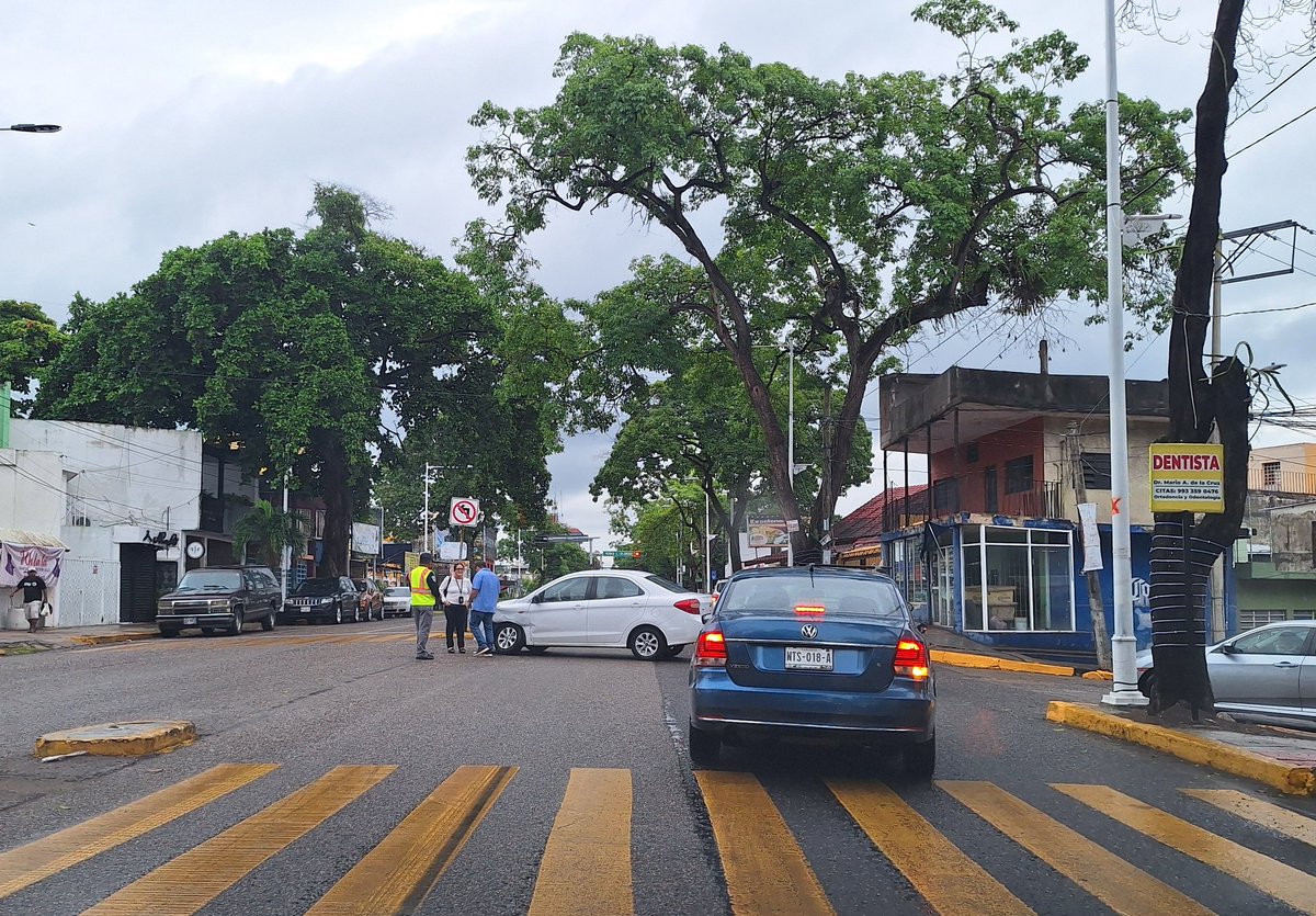 ReporteTab's tweet image. Choque en Paseo Tabasco, con dirección al Malecón. Mujer que venía en vehículo particular tipo Figo blanco fue golpeada al intentar dar la vuelta a León Alejo Torres.

Maneje con precaución 

#RT #Villahermosa #Tabasco