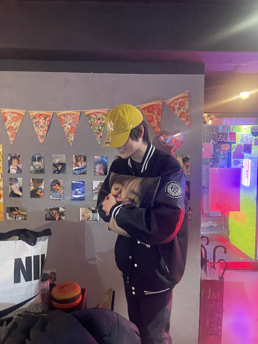 Dohyon___'s tweet photo. 오늘 생일인 남도현님이 더핏짜에 방문해 주셨습니다🖤

팬분들을 위해 직접 피자까지 결제해 주셨습니다 💌
다시 한번 모두들 와주셔서 그리고 도현이 생일 축하해 주셔서 정말 감사드립니다🙇‍♀️🖤

#남도현 #tonirei
#도현이랑_웃음꽃피자 https://t.co/oUM5ENwxL5