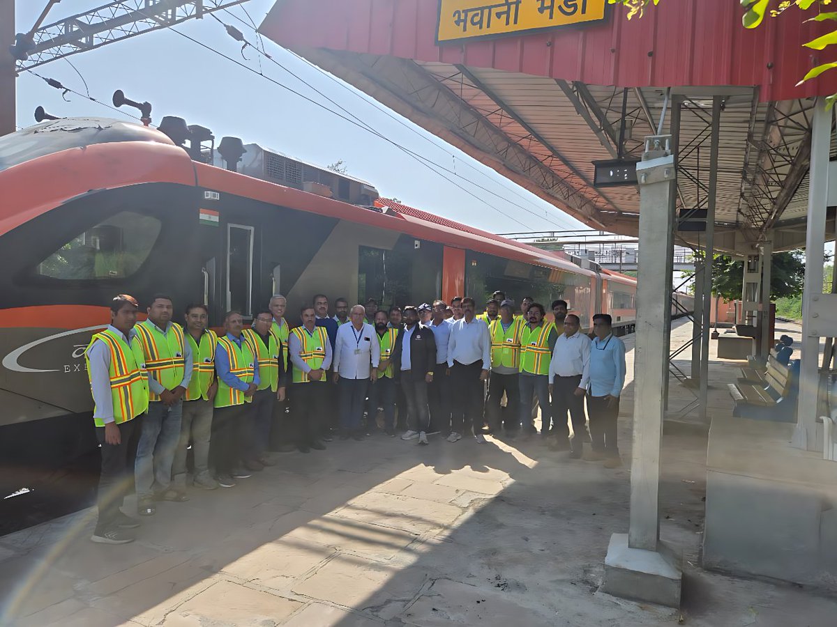 trainwalebhaiya's tweet image. 180 km/h Speed Trials of the Upcoming Sleeper Vande Bharat 🔥

Indian Railways, along with RDSO, ICF, Medha, BEML &amp;amp; Faiveley has successfully conducted high-speed oscillation trials for the Sleeper Vande Bharat rake-2 on the Kota–Nagda section of WCR. #IndianRailways