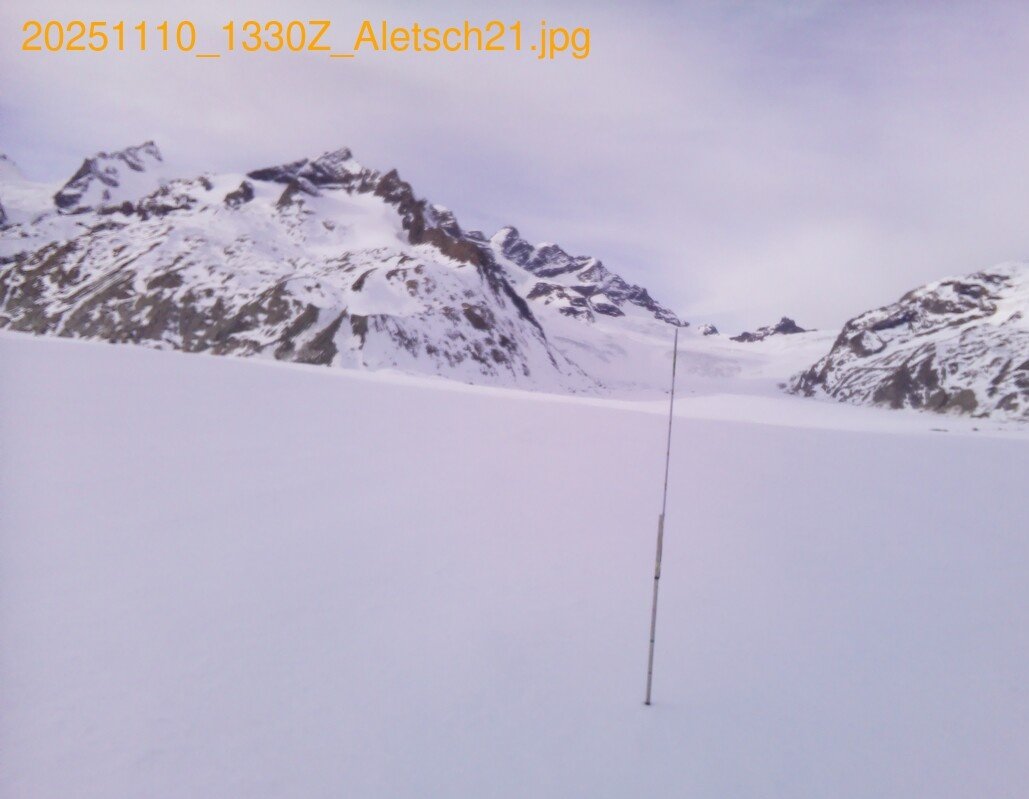 matthias_huss's tweet image. We are now 1.5 months into the new #glacier year 2025/26. Time for a check on how our glaciers are doing so far. 
Real-time obs combined with modelling indicate nothing spectacular: Thin snow cover on all glaciers, but dry conditions now. Close to long-term mean.
@glamos_ch