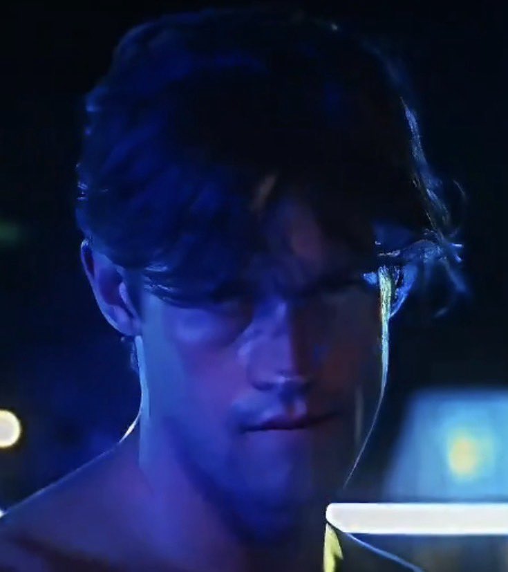 Daroyabell's tweet image. How can you look so innocent and puppy eyed, and like a total asshole in the other one??? his facial expressions are insane 

#maxtonhall