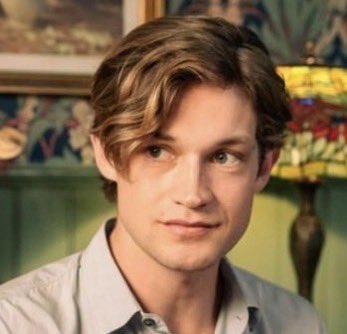 Daroyabell's tweet image. How can you look so innocent and puppy eyed, and like a total asshole in the other one??? his facial expressions are insane 

#maxtonhall