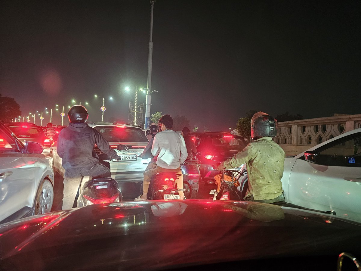 amit_010685's tweet image. समता मूलक चौराहा , रोज़ाना भयावह जाम से आम जनता त्रस्त है; इसे पार करना अब खतरनाक हो गया है  तुरंत ट्रैफिक व्यवस्थापन करें। पुलिस प्रशासन से आग्रह है: तत्काल हस्तक्षेप कर सुरक्षित और सुगम यातायात सुनिश्चित करें। @Uppolice @LucknowPolice @myogiadityanath
@Lko_VivekSharma