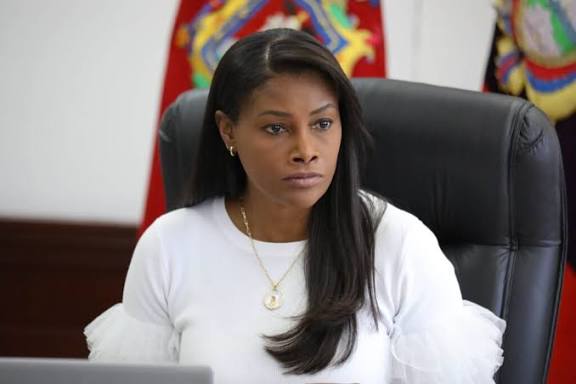 ElDatoEcua's tweet photo. #Urgente El presidente Daniel Noboa informó que Annabella Azin,  Diana Salazar y Niels Olsen encabezan el proceso ante una eventual Asamblea Constituyente.

"Este camino lo encabezan personas que no le deben favores a nadie", acotó el presidente. https://t.co/N9xvQDmIhQ