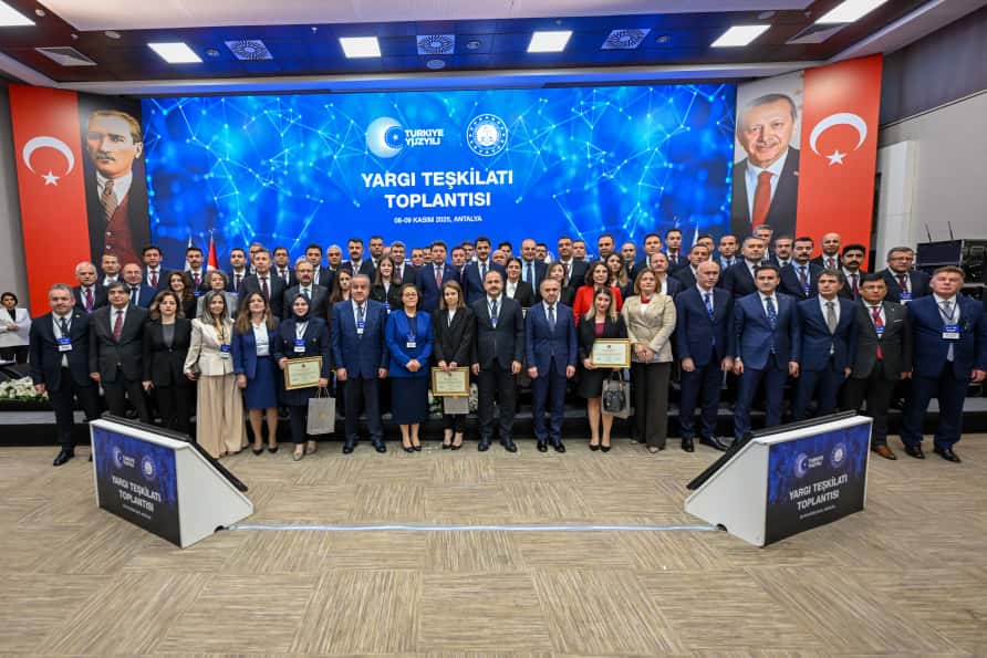 *Sıfır Kadastro Dosyası hedefiyle* başlayan verimlilik yolculuğumuzu,
şimdi *Sıfır Gecikmeli Yargı* Modeli vizyonuyla güçlendiriyoruz.

Yargı Teşkilatı Toplantımızda;
adalet hizmetlerinde etkinliği, koordinasyonu ve zamanında yargılamayı temin etmek amacıyla,
her adliyede ✅