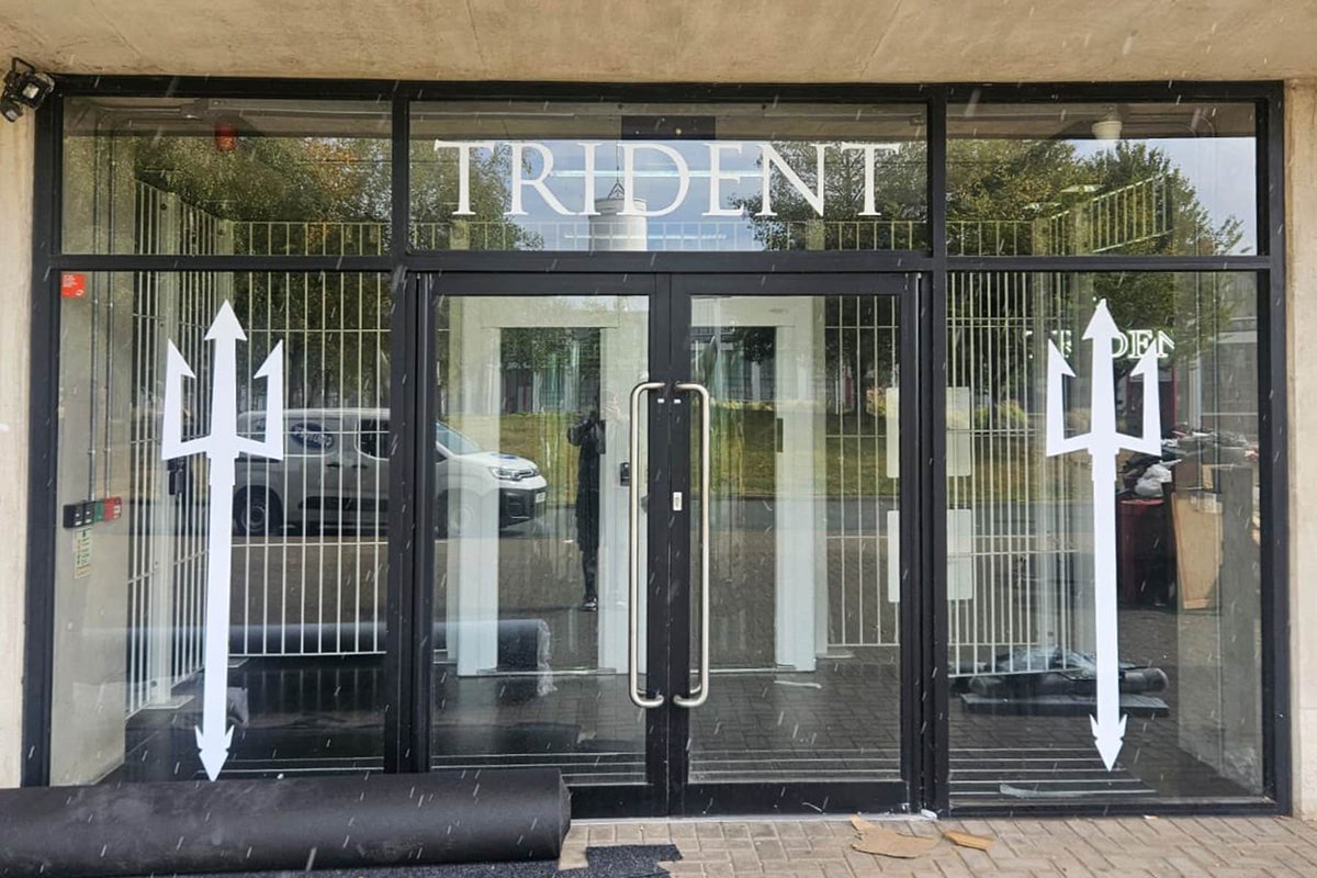SignsSouthport's tweet image. Trident Gym new signage 💪

White cut vinyl lettering + aluminium composite "I" mounted on sign rails clamped to steel column, zero drilling, just pure impact.

👉 Take a look: poppysigns.co.uk/portfolio-item…

#GymSignage #VinylGraphics #PoppySigns
