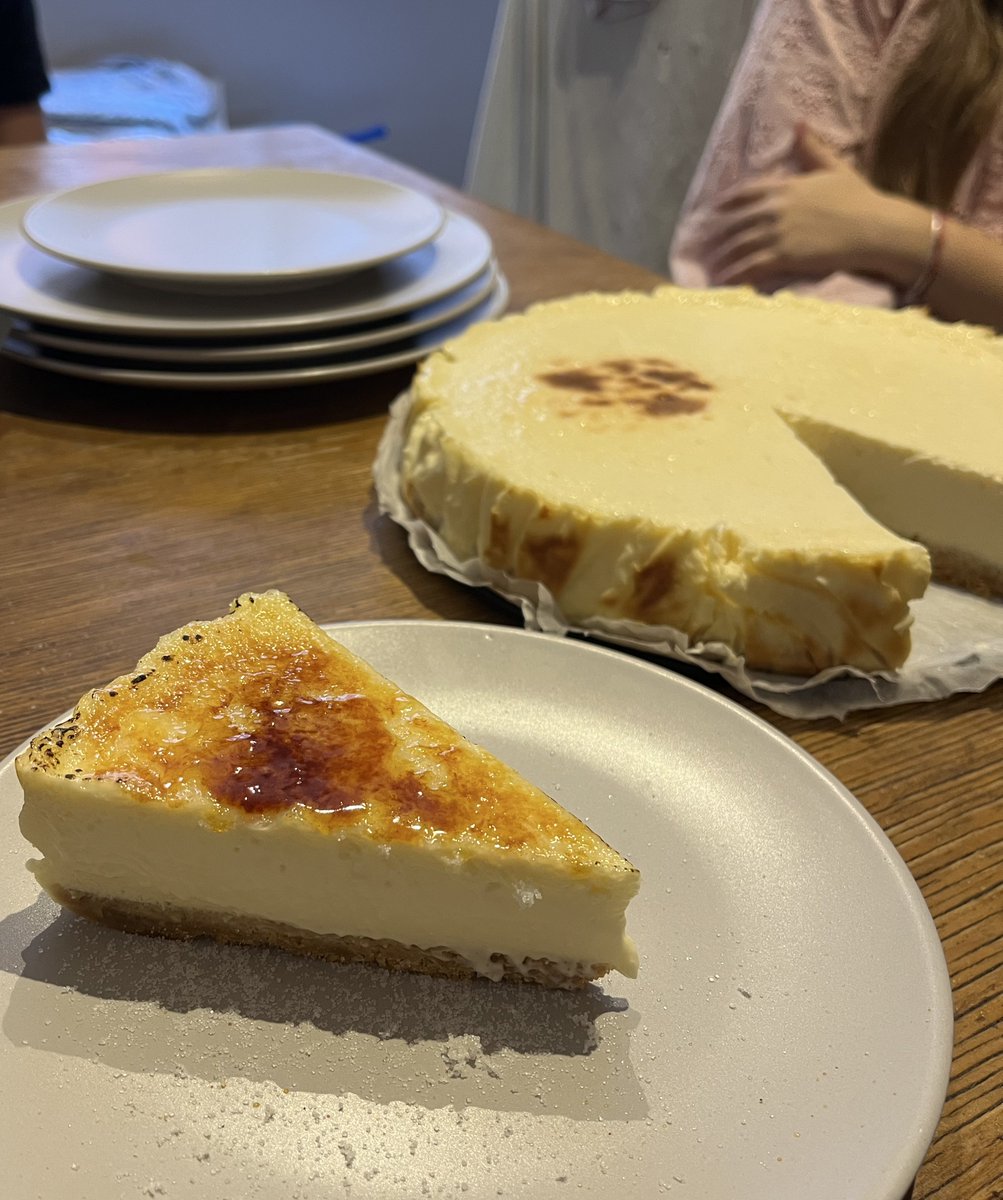 El jueves fue el cumple de mi novio y le hice esta tarta de queso de crema catalana 😋