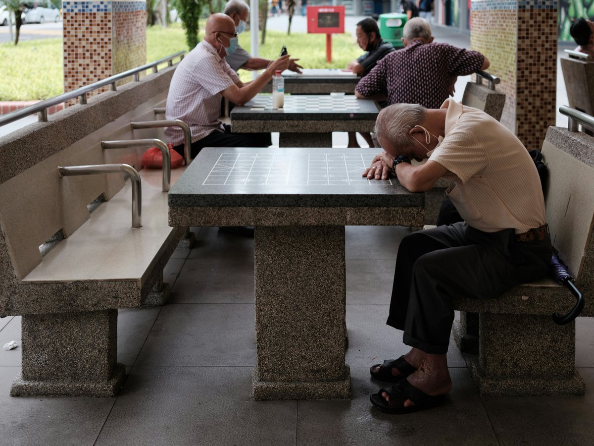 grainingpattern's tweet image. Aging isn&apos;t a slow walk in the park.

It hits you in waves, earlier than you think.

Understanding them is key to a better, longer life.

Here’s what you need to know: