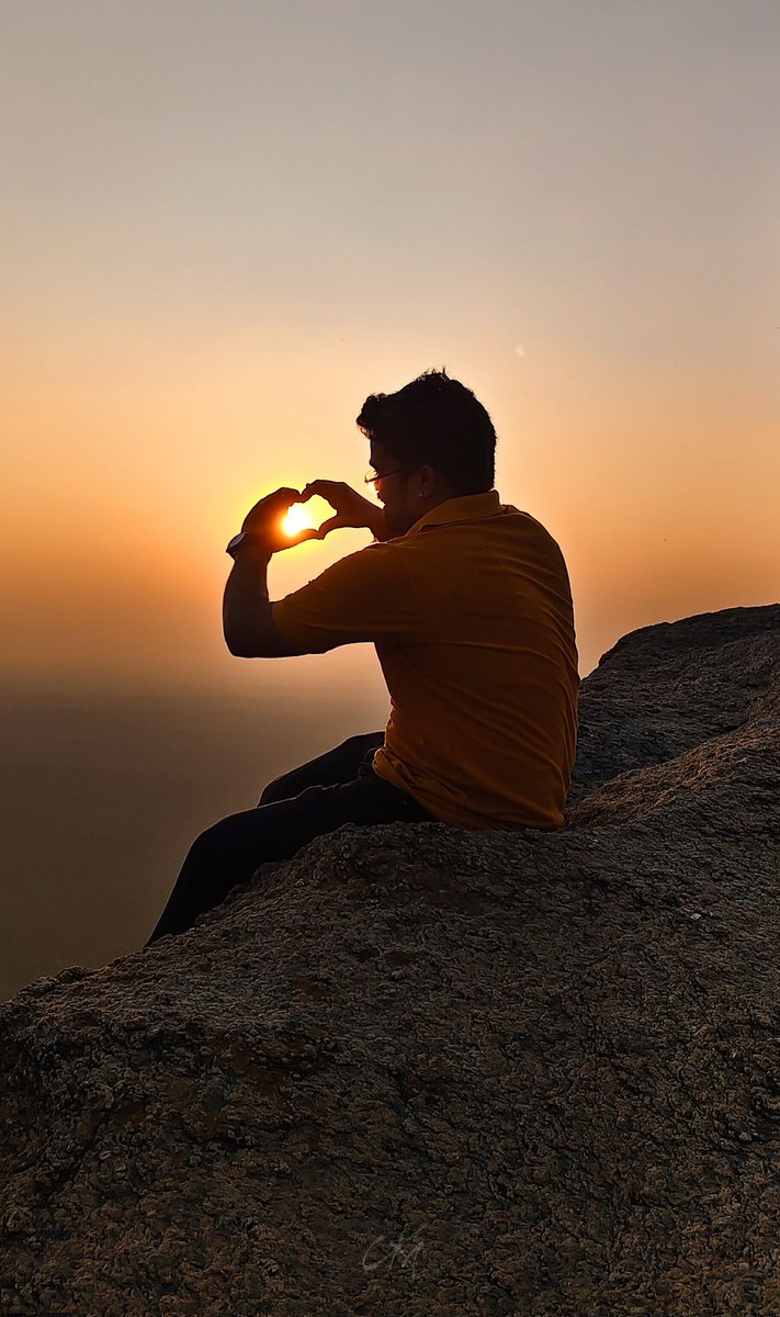 itzchampak's tweet image. ଅନ୍ତର ବୁଝିବାକୁ ହୃଦୟ ଭେଦିବାକୁ ହୁଏ
ମେଘରେ ଭିଜିବାକୁ ନିଦାଘରେ ସିଝିବାକୁ ହୁଏ
ମହକରେ ବାସିବାକୁ କଣ୍ଟାଟିଏ ତାଡ଼ିବାକୁ ହୁଏ
କାଉଁରୀ ସେ ହସ ପାଇଁ ଶତ ଦ୍ୱିଧା ଡେଇଁବାକୁ ହୁଏ
ଯଦି ହୁଅନ୍ତା ଏସବୁ ସହଜ
ରହନ୍ତା କି କେବେ ପ୍ରାପ୍ୟ..!