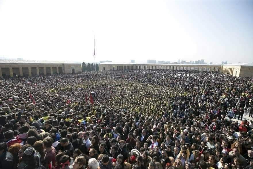 Bugün Anıtkabir'de çekilen fotoğraf.

Tezahürat eden yok!
Toplama yevmiyeci yok!
Gürültü yok, patırtı yok!
Bir siyasi parti başkanının ismini anıran ahlaksız, saygısız sürüsü yok!

Sevgi var,
Saygı var,
Minnet var...🇹🇷🇹🇷🇹🇷