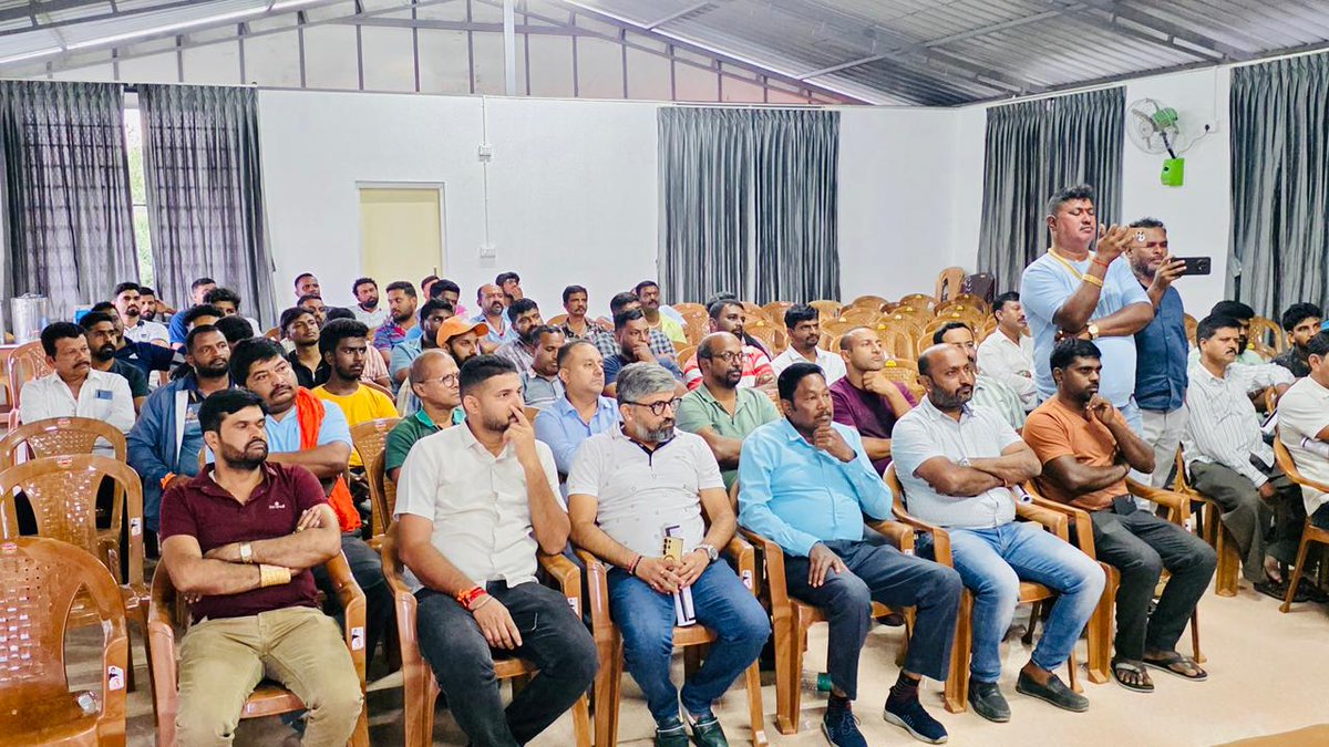 GowdaMantar's tweet image. ಕುಶಾಲನಗರದಲ್ಲಿ ಜರುಗಲಿರುವ ಶ್ರೀ ಹನುಮ ಜಯಂತಿ ಉತ್ಸವದ ಅಂಗವಾಗಿ ಆಯೋಜಿಸಲಾಗಿದ್ದ ಪೂರ್ವಭಾವಿ ಸಭೆಯಲ್ಲಿ ಭಾಗವಹಿಸಿ ಅಗತ್ಯ ಸಲಹೆ ಸೂಚನೆಗಳನ್ನು ನೀಡಲಾಯಿತು. 
ಸಭೆಯಲ್ಲಿ ಹಾಜರಿದ್ದ ವಿವಿಧ ದಶಮಂಟಮಗಳ ಸಮಿತಿಗಳ ಮುಖ್ಯಸ್ಥರಿಂದ ಸಲಹೆಗಳನ್ನು ಪಡೆದು ಸೂಕ್ತ ಕ್ರಮ ಕೈಗೊಳ್ಳಬೇಕೆಂದು ಅಧಿಕಾರಿಗಳಿಗೆ ಸೂಚನೆ ನೀಡಲಾಯಿತು.

#kushalnagar