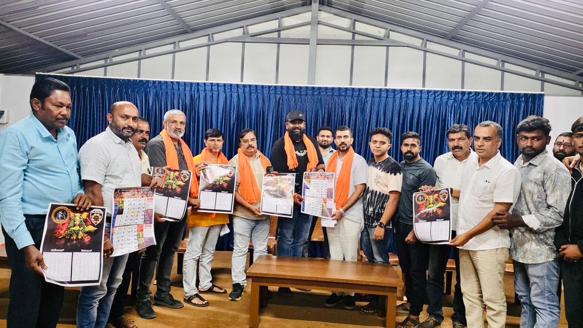 GowdaMantar's tweet image. ಕುಶಾಲನಗರದಲ್ಲಿ ಜರುಗಲಿರುವ ಶ್ರೀ ಹನುಮ ಜಯಂತಿ ಉತ್ಸವದ ಅಂಗವಾಗಿ ಆಯೋಜಿಸಲಾಗಿದ್ದ ಪೂರ್ವಭಾವಿ ಸಭೆಯಲ್ಲಿ ಭಾಗವಹಿಸಿ ಅಗತ್ಯ ಸಲಹೆ ಸೂಚನೆಗಳನ್ನು ನೀಡಲಾಯಿತು. 
ಸಭೆಯಲ್ಲಿ ಹಾಜರಿದ್ದ ವಿವಿಧ ದಶಮಂಟಮಗಳ ಸಮಿತಿಗಳ ಮುಖ್ಯಸ್ಥರಿಂದ ಸಲಹೆಗಳನ್ನು ಪಡೆದು ಸೂಕ್ತ ಕ್ರಮ ಕೈಗೊಳ್ಳಬೇಕೆಂದು ಅಧಿಕಾರಿಗಳಿಗೆ ಸೂಚನೆ ನೀಡಲಾಯಿತು.

#kushalnagar